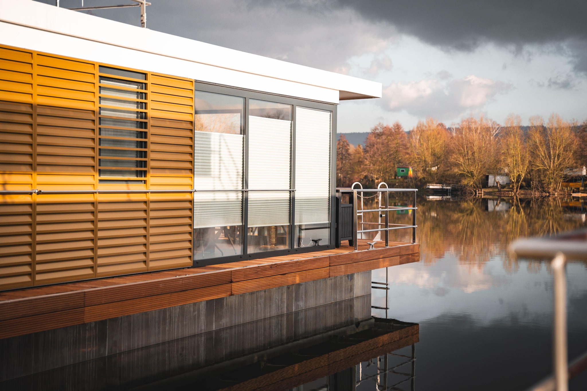 Hausboot in Höxter-Buitenkant zomer