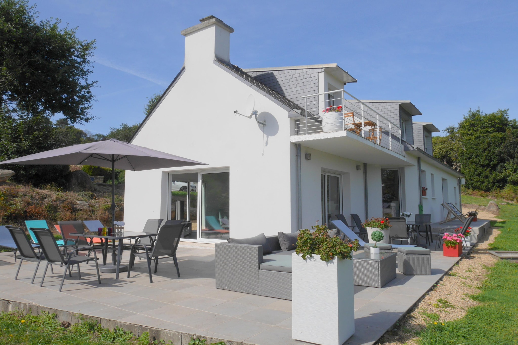 Komfortables Ferienhaus in Douarnenez-Tréboul-Buitenkant zomer