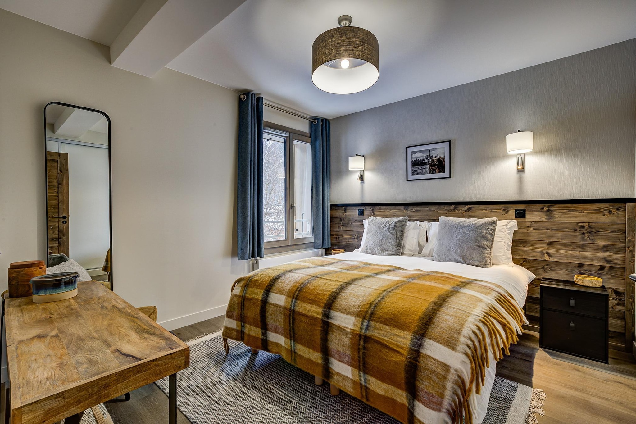 Elevator, Fan, Fan, open kitchen(coffee machine(espresso), oven, microwave, dishwasher, fridge, freezer, dishes and cutlery), Living/diningroom(TV(smart TV), dining table, seating area), bedroom(double bed or 2 single beds), bedroom(double bed or 2 single beds), bedroom(double bed or 2 single beds), bedroom(double bed or 2 single beds), bathroom(shower, washbasin, toilet), bathroom(shower, washbasin, toilet), bathroom(washbasin, toilet), Internet access, Garden Furniture , wireless music system, streamingservice, washing machine, balcony, terrace, bicycle storage, parking, ironing board, iron, hairdryer, Charging post for electric cars