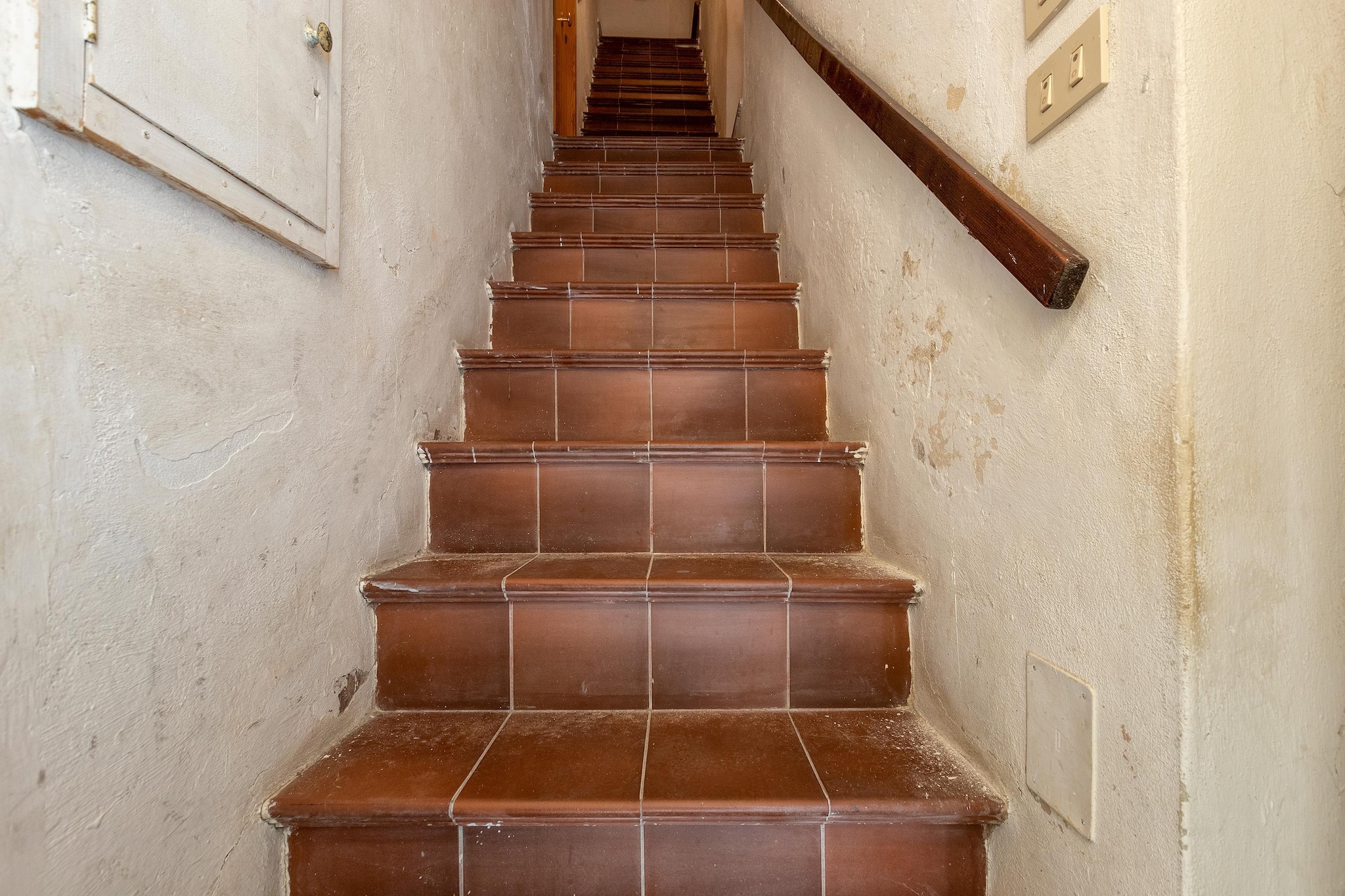 MONOLOCALE BURAGNA-Hal-ontvangst