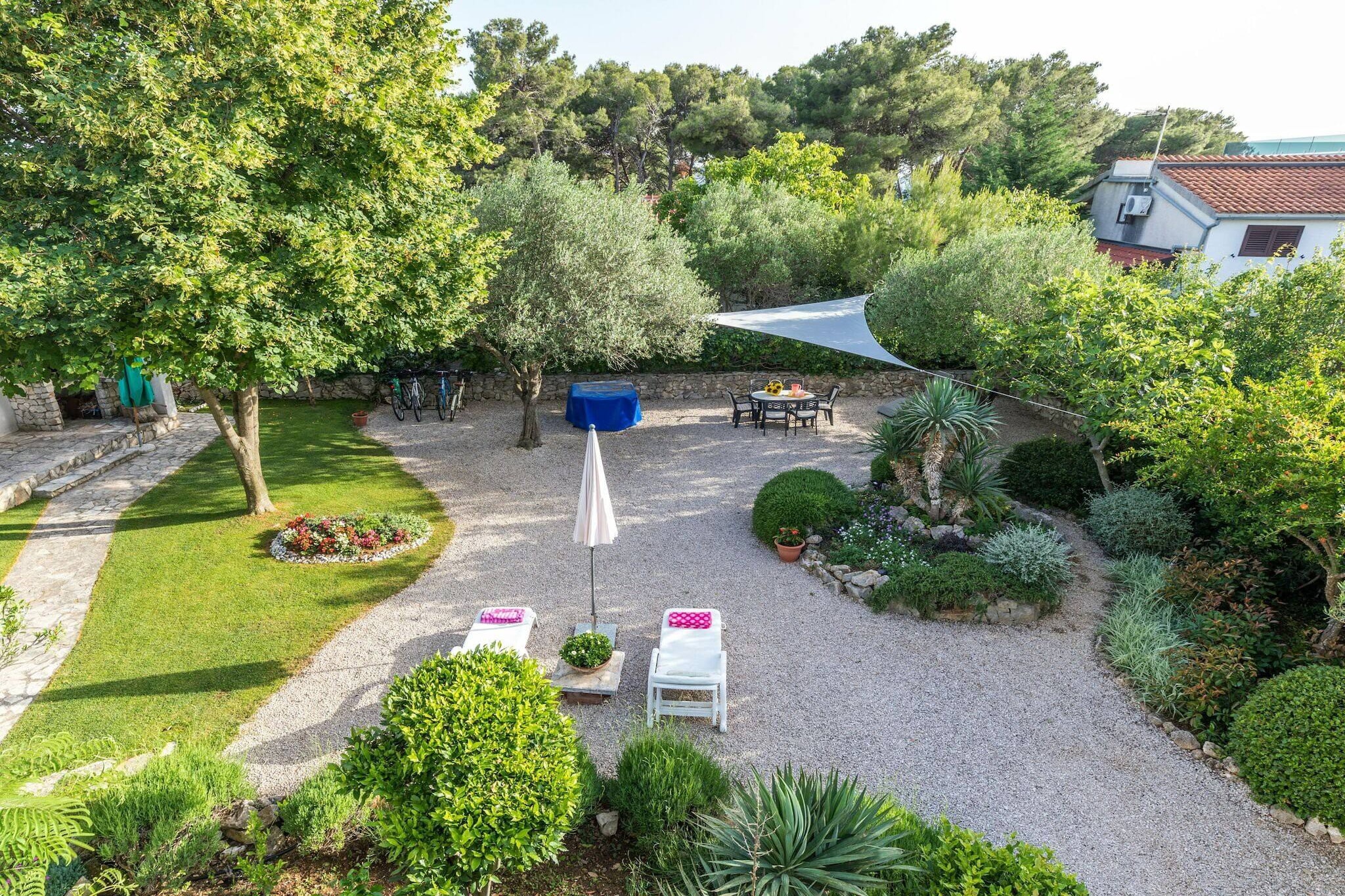 Beach apartment Jadrija-Gardens in summer