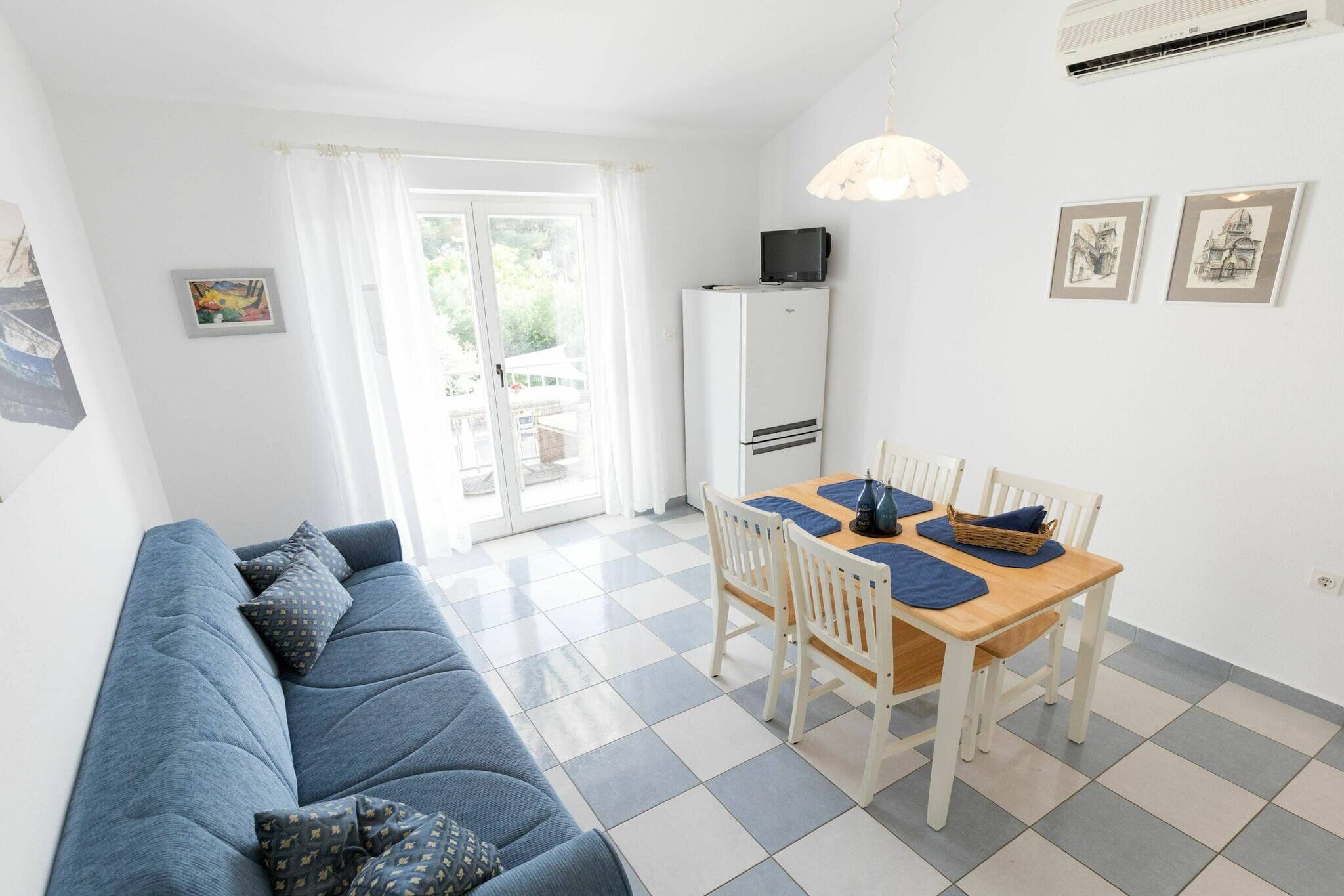 Beach apartment Jadrija-Dining room