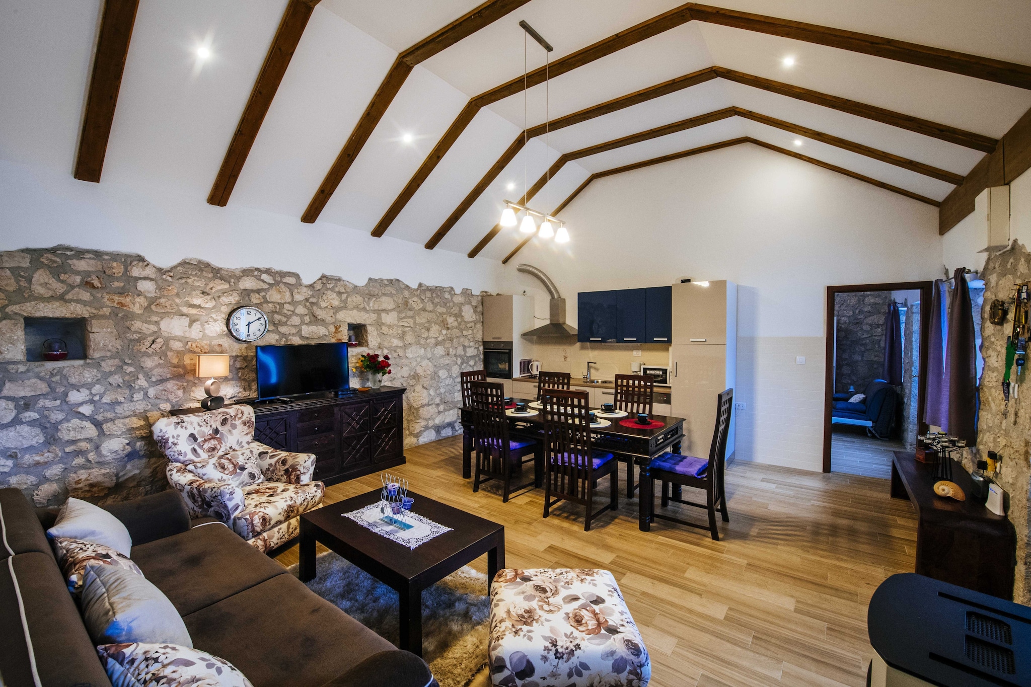 Authentic stone house Momo-Salle à manger