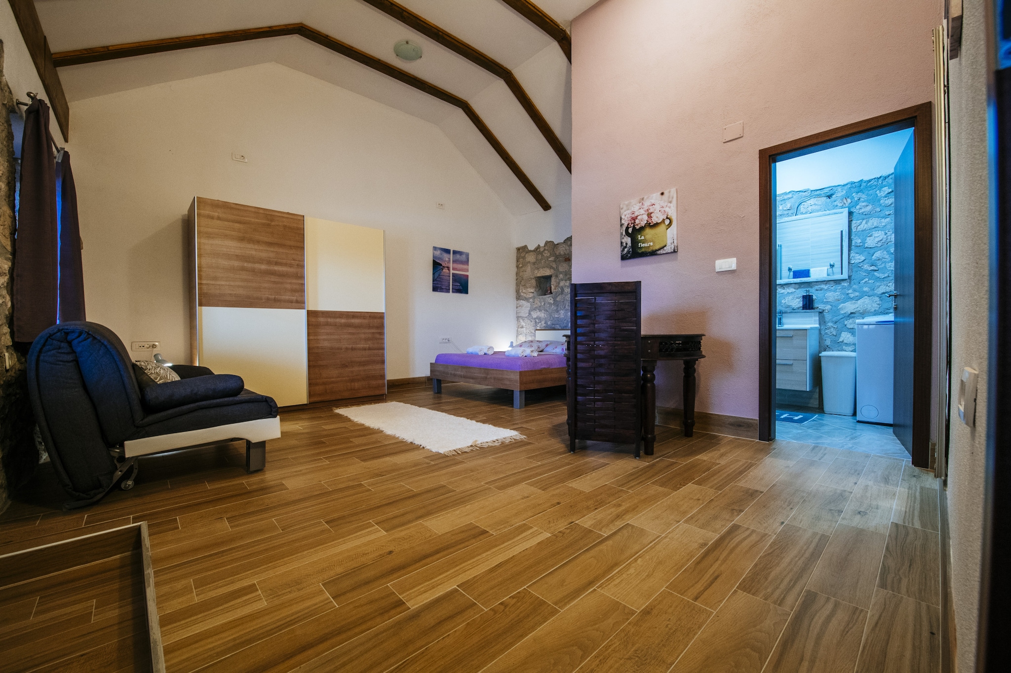 Authentic stone house Momo-Salon