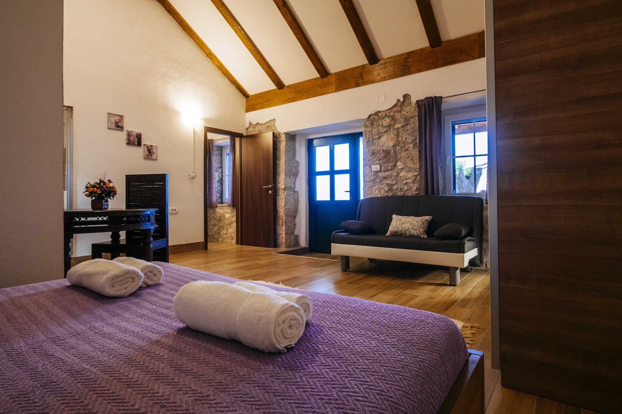 Authentic stone house Momo-Salon