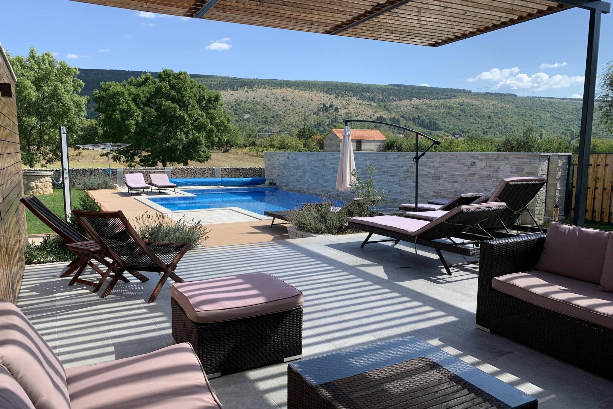Luxury Villa Prolozac-Terrasse/Balkon