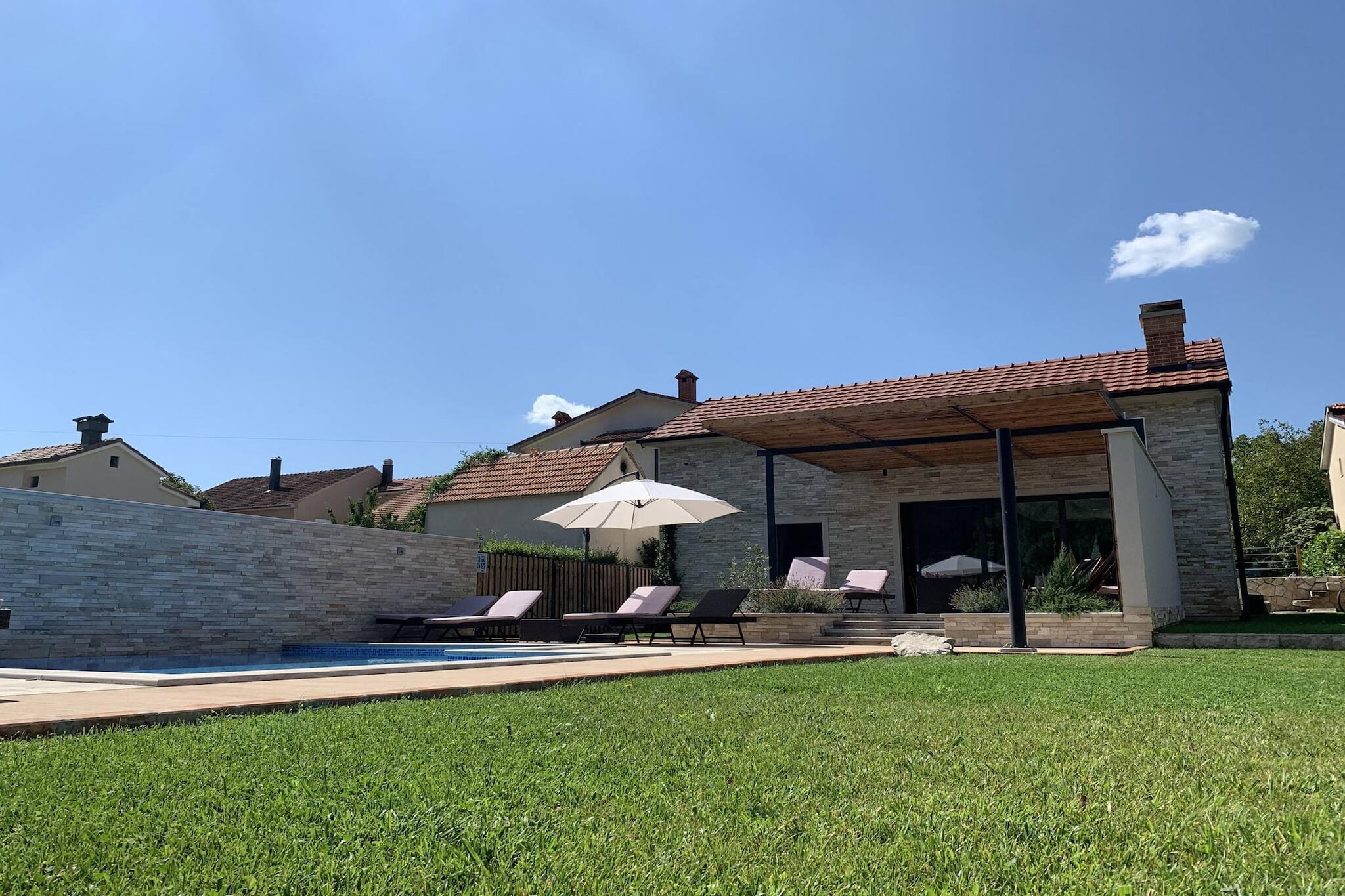 Luxury Villa Prolozac-Außenbereich Sommer