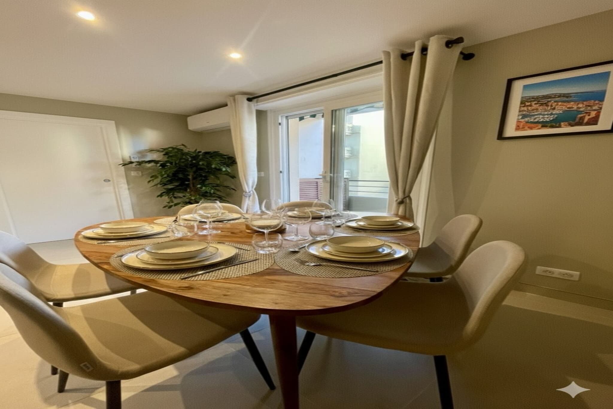 Appartement rénové – centre ville Antibes-Dining room