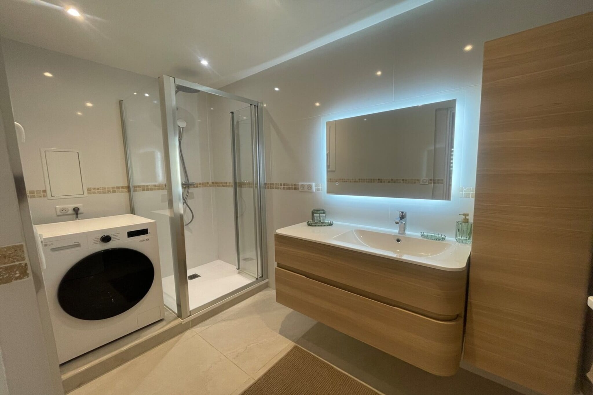 Appartement rénové – centre ville Antibes-Bathroom