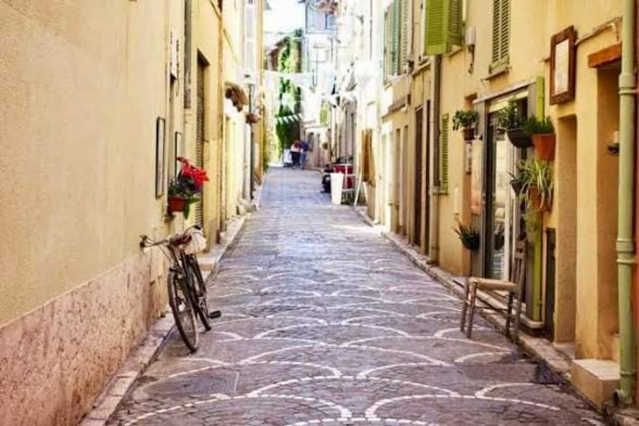 Appartement rénové – centre ville Antibes-Areas within 1km in summer