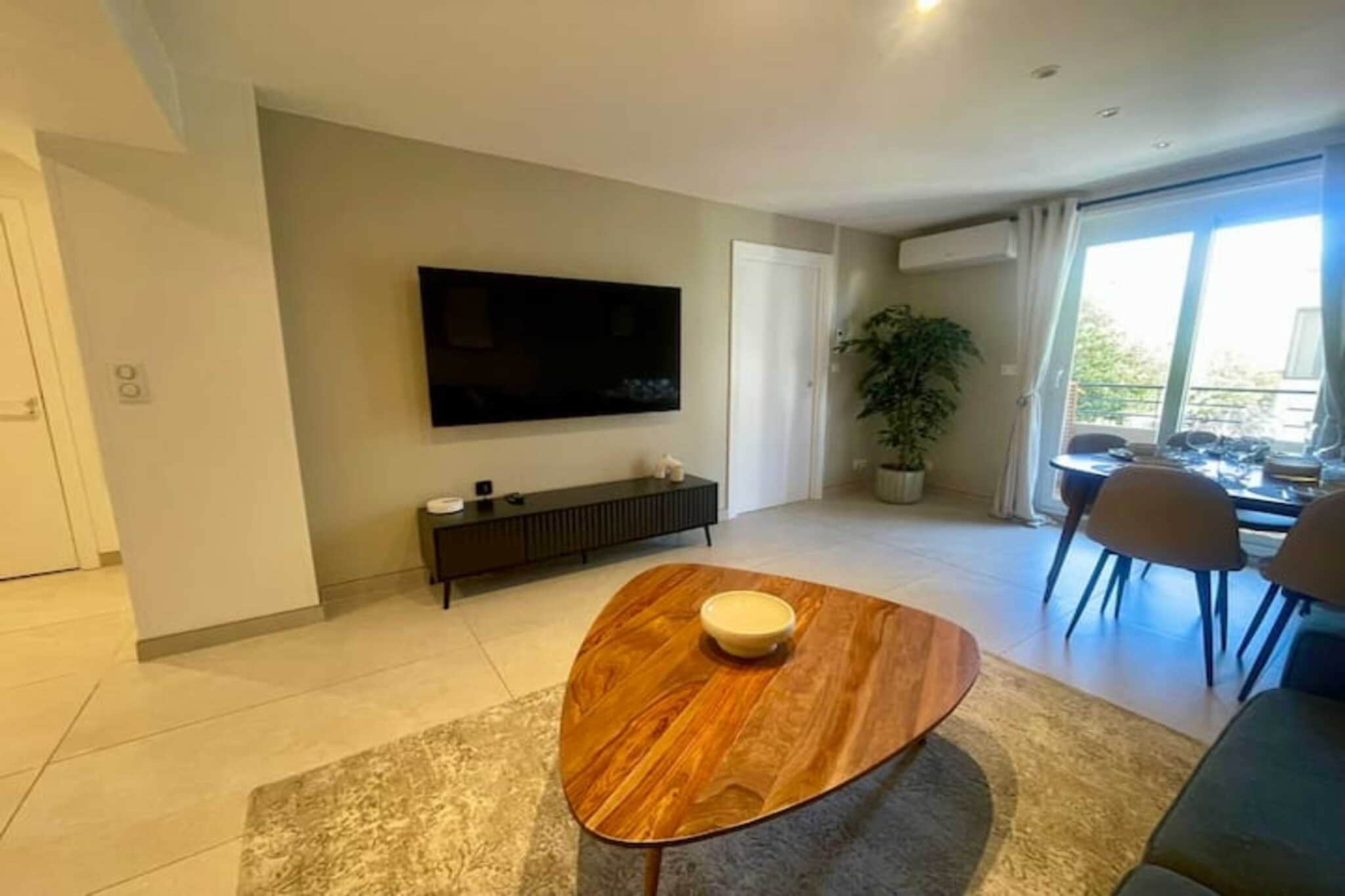 Appartement rénové – centre ville Antibes-Dining room