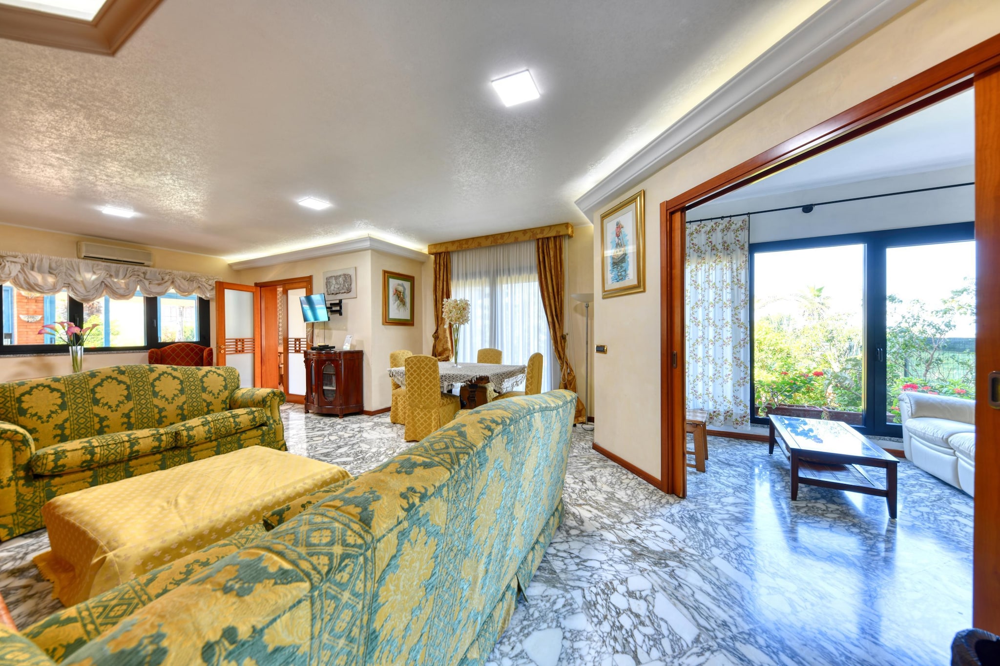 Villa Vella mit Privatpool-Wohnzimmer