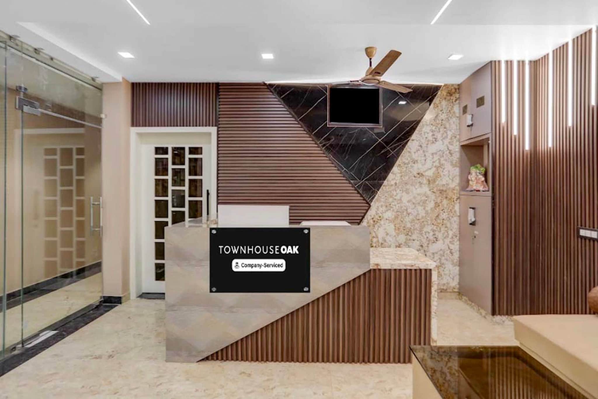 Ground floor: (bedroom(double bed, TV, seating area, electric kettle, air conditioning, telephone, Floor mattress), bathroom(bathtub or shower, shower, washbasin, toilet, Towels incl., shampoo, body soap, hot water), lift)