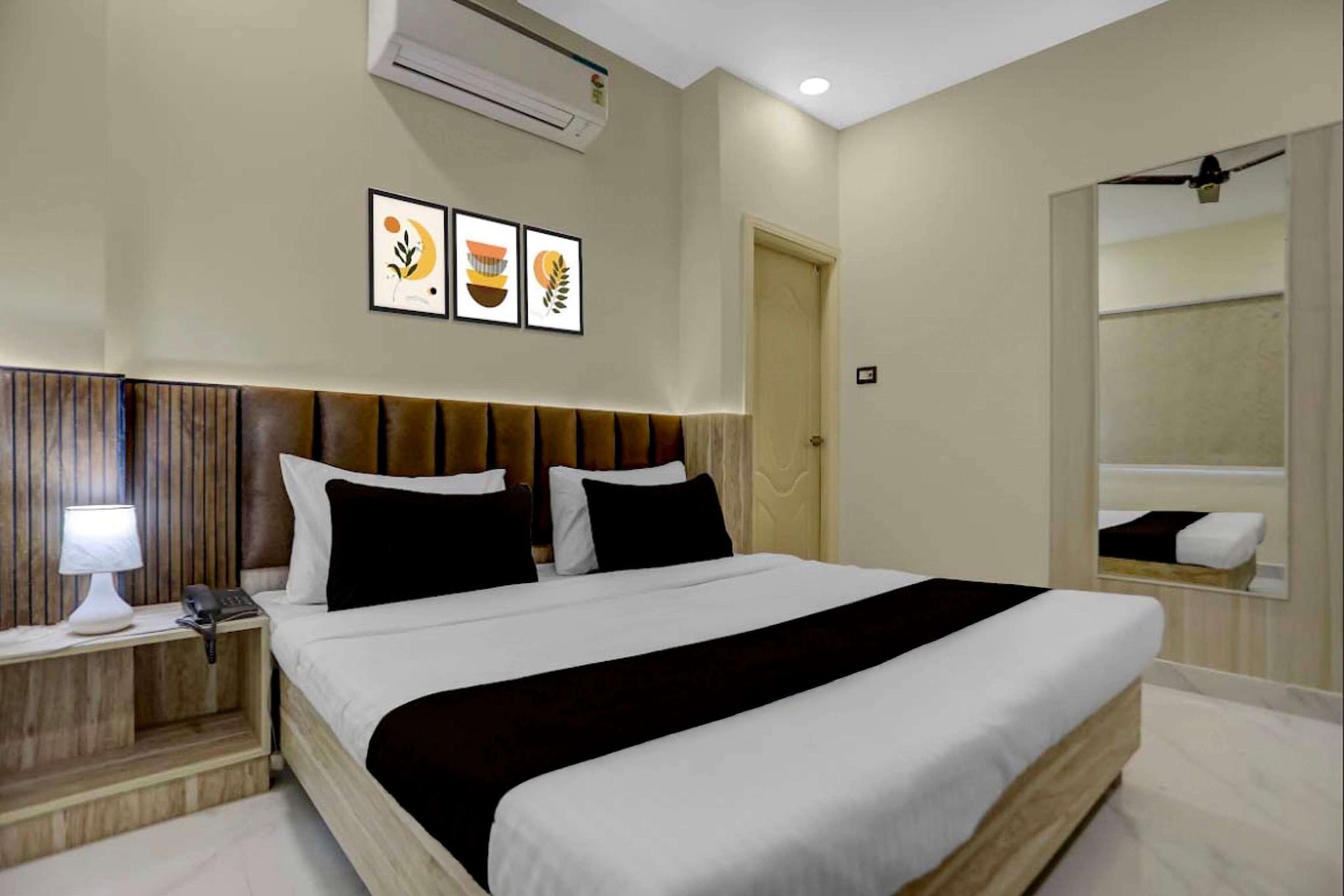 Comfortable Accommodations: Townhouse Oak Kaal Bhairav Temple in Varanasi offers family rooms with air-conditioning, private bathrooms, work desks, and seating areas. Each room includes free WiFi, a TV, and free toiletries.
Convenient Facilities: Guests benefit from a lift, 24-hour front desk, housekeeping service, room service, and luggage storage. Additional amenities include a work desk, seating area, tiled floors, and a wardrobe.
Prime Location: Located 27 km from Lal Bahadur Shastri International Airport, the hotel is a 19-minute walk from Manikarnika Ghat. Nearby attractions include Dasaswamedh Ghat (2.3 km) and Kashi Vishwanath Temple (2.4 km)
Unmarried couples are warmly welcome at this property.
Guests with local ID proof are warmly welcome.
Early Check-In Policy: A full day’s room rate will be charged for check-ins before 6:00 AM. Complimentary early check-in is available between 6:00 AM and 10:00 AM, subject to room availability.
Check-in is only available to guests aged 18 and above. Please provide a government-issued ID to confirm your age.
