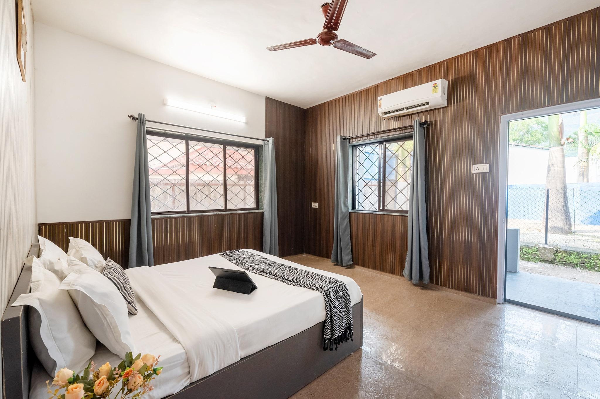 Ground floor: (bedroom(double bed, TV, seating area, air conditioning, Towels incl., telephone), bathroom(bathtub or shower, shower, washbasin, toilet, shampoo, body soap, hot water), electric kettle, fridge, balcony, iron)