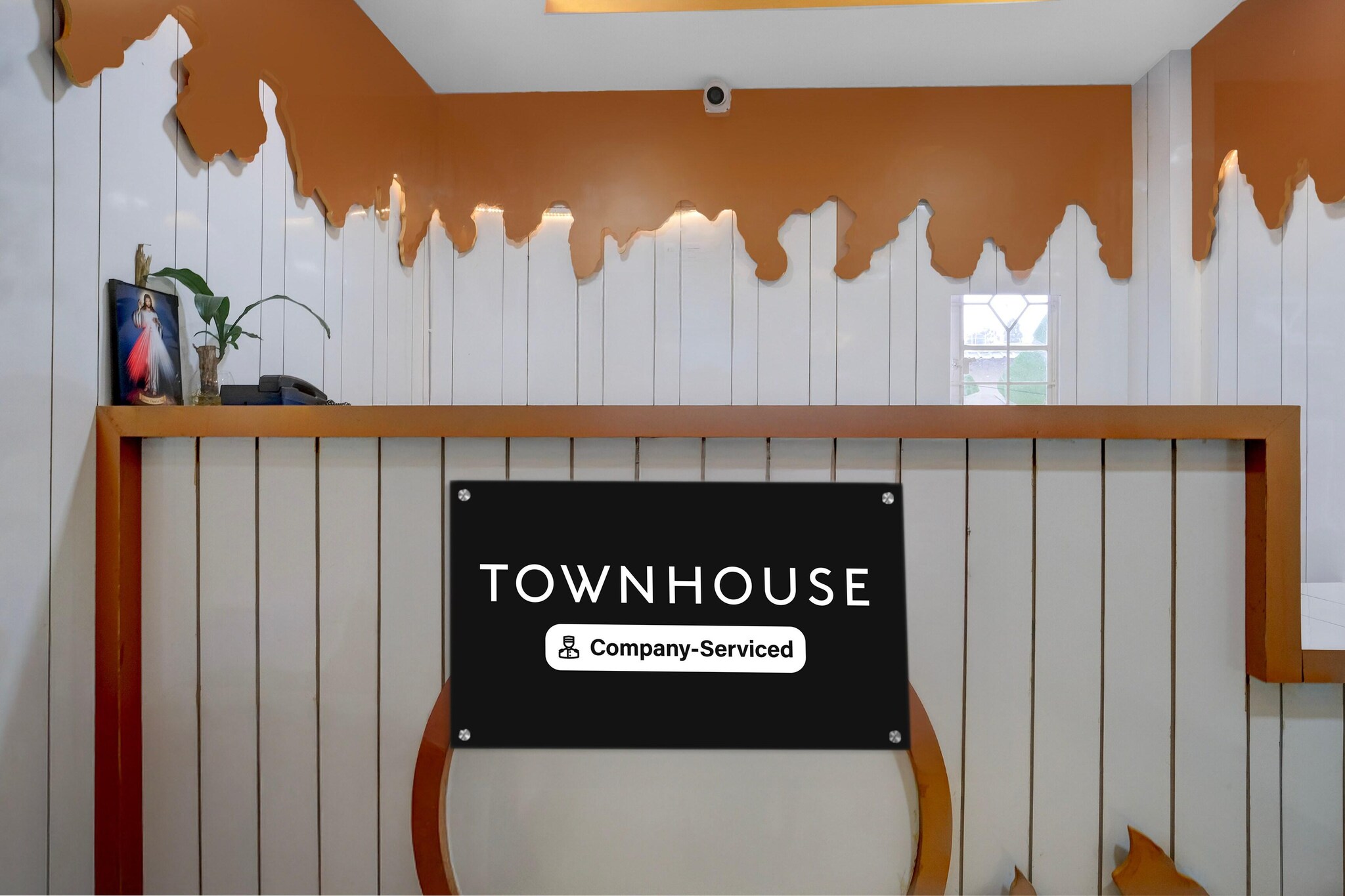 Ground floor: (bedroom(double bed, TV, seating area, electric kettle, air conditioning, telephone, Floor mattress), bathroom(bathtub or shower, shower, washbasin, toilet, Towels incl., shampoo, body soap, hot water))