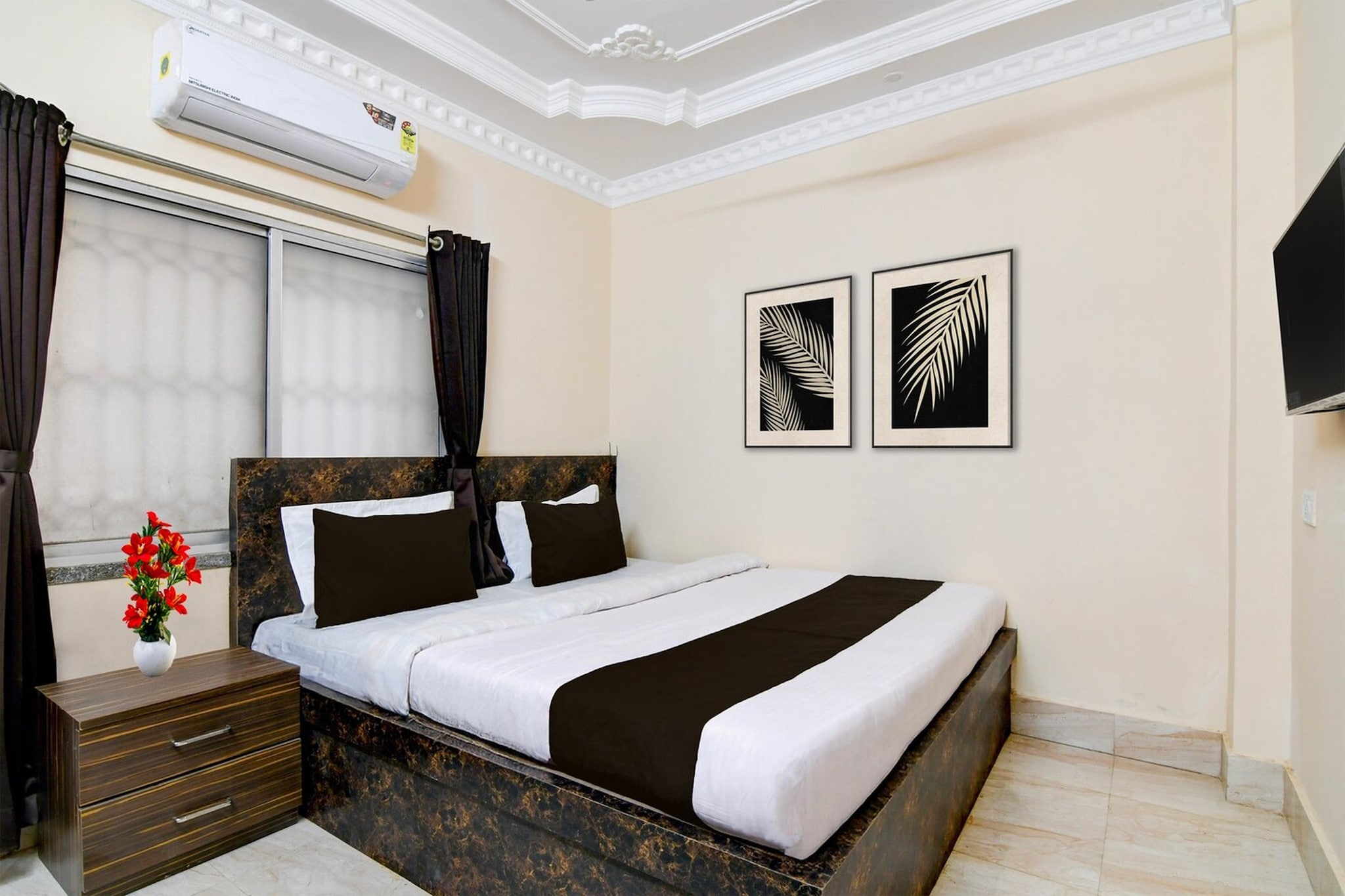 Set within 6.7 km of Dumdum Metro Station and 11 km of M G Road Metro Station, Hotel O Chinar Park Kolkata Formerly Zapper Inn offers rooms with air conditioning and a private bathroom in kolkata. This 3-star hotel offers room service, a 24-hour front desk and free WiFi. The hotel features family rooms.
The units at the hotel come with a seating area, a flat-screen TV with satellite channels and a private bathroom with free toiletries and a bath or shower. The rooms feature a desk.
Sealdah Railway Station is 12 km from Hotel O Chinar Park Kolkata Formerly Zapper Inn, while Esplanade Metro Station is 13 km away. Netaji Subhash Chandra Bose International Airport is 2 km from the property.
Unmarried couples are warmly welcome at this property.
Guests with local ID proof are warmly welcome.
Early Check-In Policy: A full day’s room rate will be charged for check-ins before 6:00 AM. Complimentary early check-in is available between 6:00 AM and 10:00 AM, subject to room availability.
Check-in is only available to guests aged 18 and above. Please provide a government-issued ID to confirm your age.