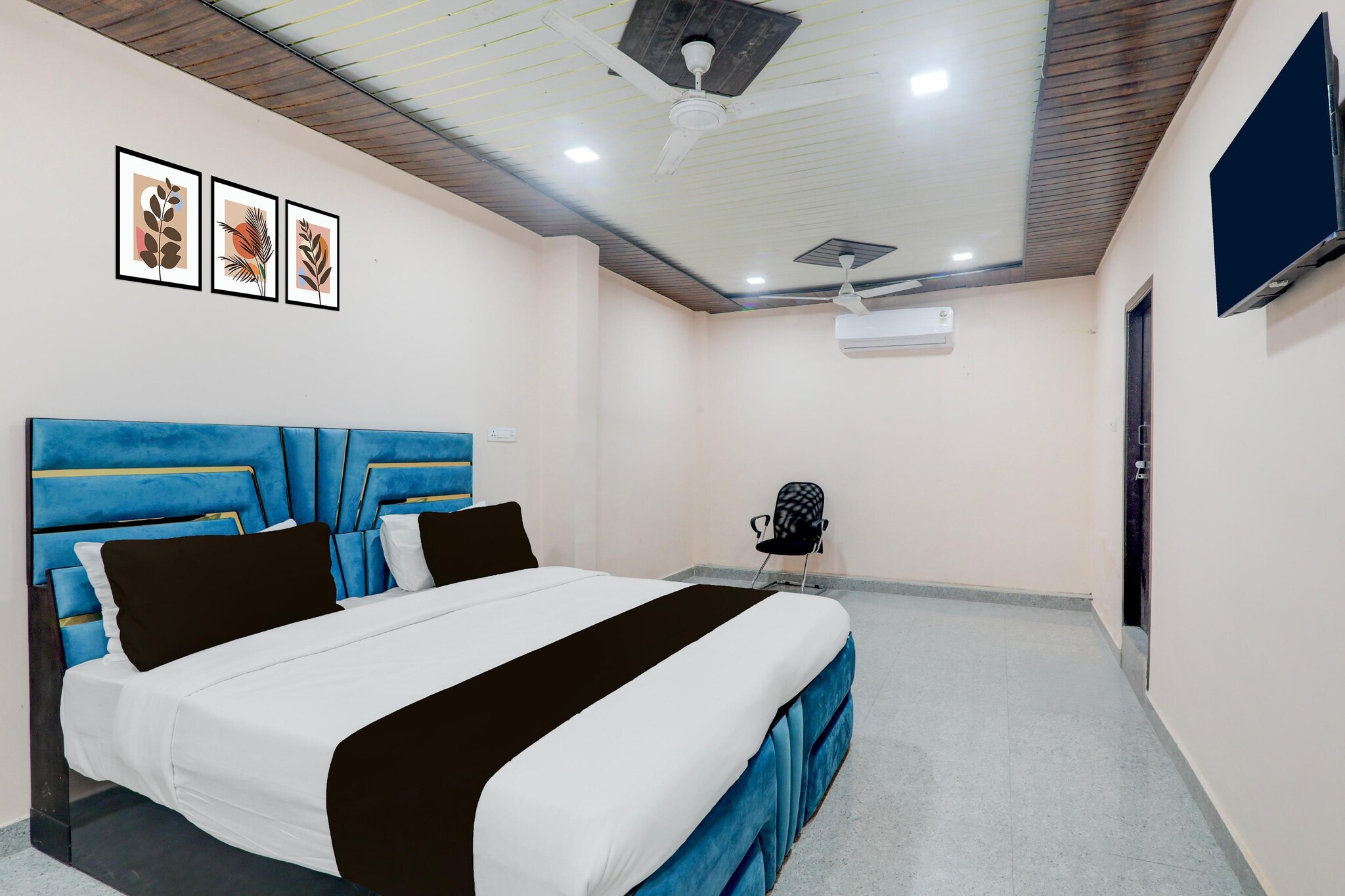 Set within 11 km of Lucknow University and 10 km of Lucknow Junction Railway Station, Hotel O Shri Buddheshwar Temple Lucknow offers rooms with air conditioning and a private bathroom in Alambagh. This 2-star hotel offers room service, a 24-hour front desk and free WiFi. The hotel features family rooms.
The units at the hotel come with a seating area, a flat-screen TV with satellite channels and a private bathroom with free toiletries and a bath or shower. All rooms feature a desk.
KD Singh Stadium is 10 km from Hotel O Shri Buddheshwar Temple Lucknow, while Ambedkar Park is 16 km away. Chaudhary Charan Singh International Airport is 12 km from the property.
Unmarried couples are warmly welcome at this property.
Guests with local ID proof are warmly welcome.
Early Check-In Policy: A full day’s room rate will be charged for check-ins before 6:00 AM. Complimentary early check-in is available between 6:00 AM and 10:00 AM, subject to room availability.
Check-in is only available to guests aged 18 and above. Please provide a government-issued ID to confirm your age.