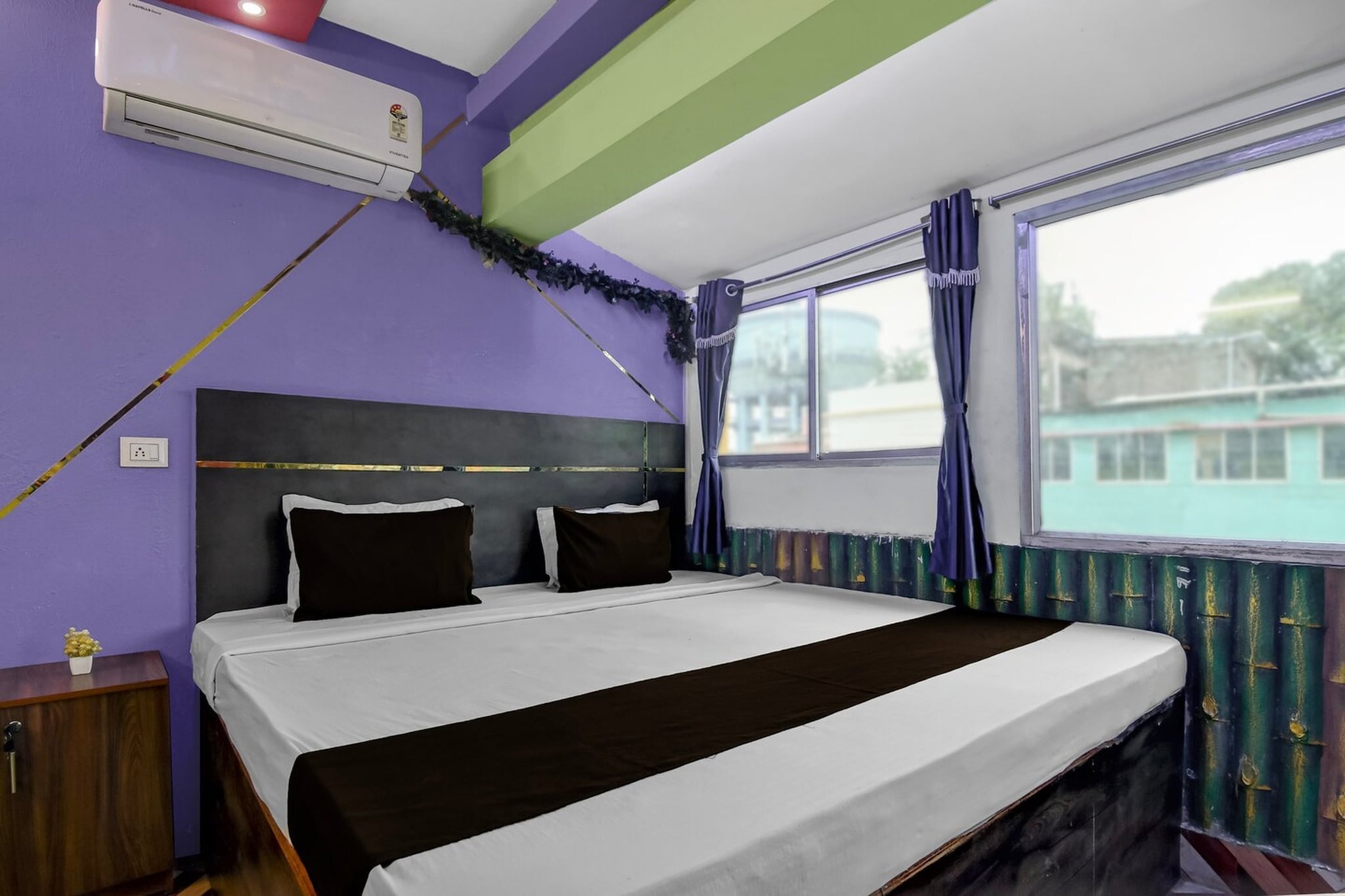 Located within 13 km of Dumdum Metro Station and 19 km of M G Road Metro Station, Hotel O Star Mall Kolkata Formerly Dreamland provides rooms with air conditioning and a private bathroom in Dohāri. With free WiFi, this 3-star hotel offers room service and a 24-hour front desk. The hotel features family rooms.

All units at the hotel are equipped with a seating area, a flat-screen TV with satellite channels and a private bathroom with free toiletries and a bath or shower. Guest rooms include a desk.

Esplanade Metro Station is 21 km from Hotel O Star Mall Kolkata Formerly Dreamland, while Sealdah Railway Station is 21 km away. Netaji Subhash Chandra Bose International Airport is 2 km from the property.

Unmarried couples are warmly welcome at this property.
Guests with local ID proof are warmly welcome.
Apologies, but we are currently unable to host foreign nationals at this property.
Early Check-In Policy: A full day’s room rate will be charged for check-ins before 6:00 AM. Complimentary early check-in is available between 6:00 AM and 10:00 AM, subject to room availability.
 
Check-in is only available to guests aged 18 and above. Please provide a government-issued ID to confirm your age.