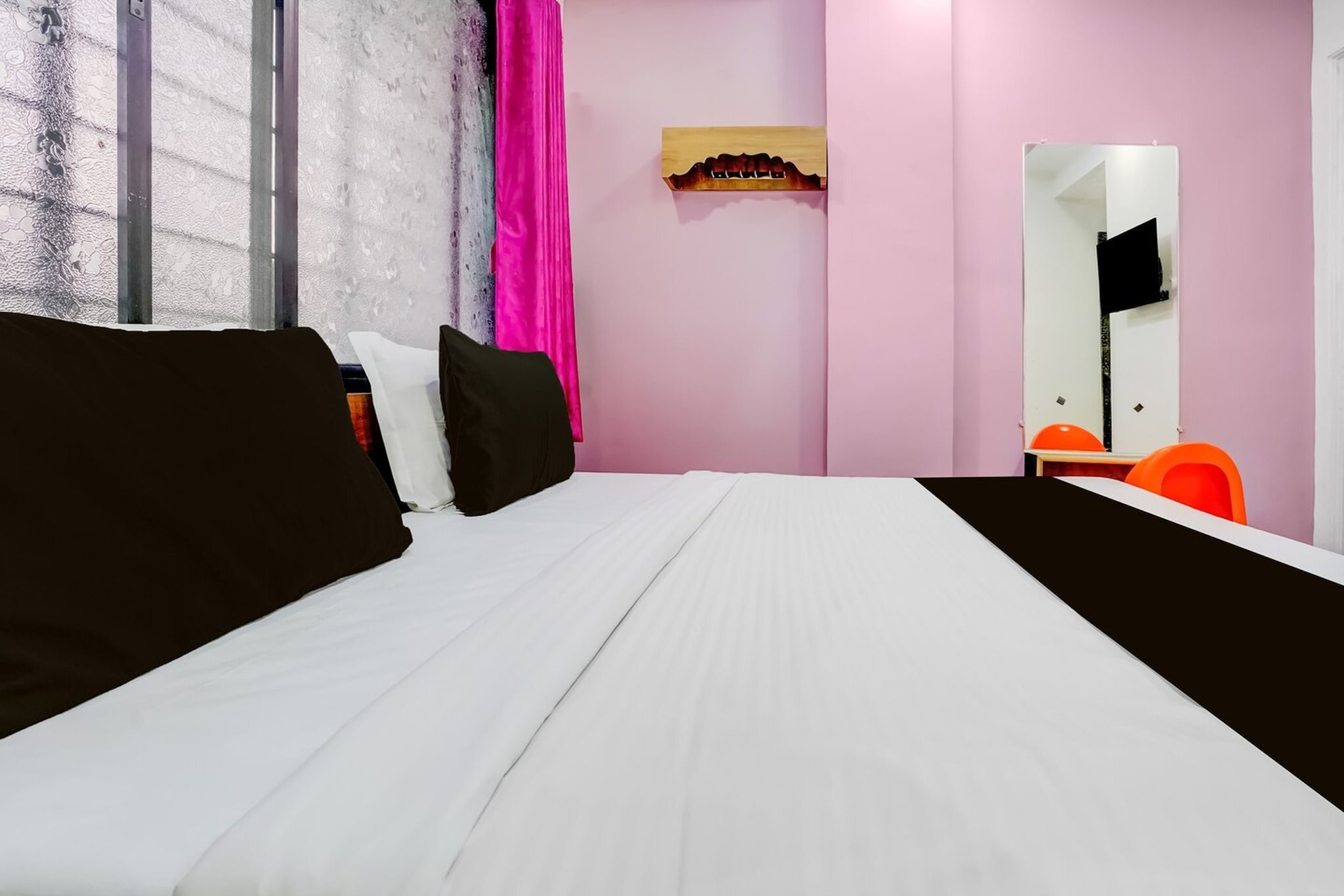 Situated within 500 metres of Nashik Road Station and 8.8 km of Sundarnarayan Temple, Hotel O Nashik Road Railway Station features rooms with air conditioning and a private bathroom in Deolāli. With free WiFi, this 3-star hotel offers room service and a 24-hour front desk. The hotel has family rooms.
The rooms at the hotel are fitted with a seating area, a flat-screen TV with satellite channels and a private bathroom with free toiletries and a bath or shower. All rooms have a desk.
Shri Kalaram Sansthan Mandir is 9 km from Hotel O Nashik Road Railway Station, while Pandavlena Caves is 13 km from the property. Nashik Airport is 23 km away.
Unmarried couples are warmly welcome at this property.
Guests with local ID proof are warmly welcome.
Foreign guests are welcome and allowed to stay at this property without any restrictions
Early Check-In Policy: A full day’s room rate will be charged for check-ins before 6:00 AM. Complimentary early check-in is available between 6:00 AM and 10:00 AM, subject to room availability.
Check-in is only available to guests aged 18 and above. Please provide a government-issued ID to confirm your age.