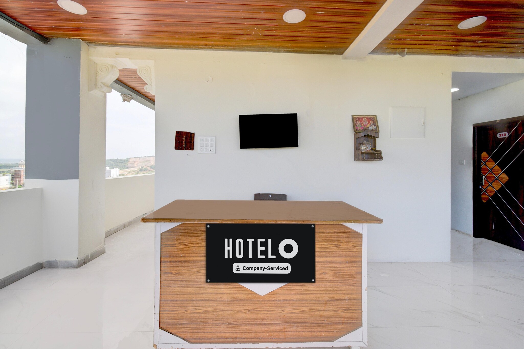 Ground floor: (bedroom(double bed, TV, seating area, electric kettle, air conditioning, telephone, Floor mattress), bathroom(bathtub or shower, shower, washbasin, toilet, Towels incl., shampoo, body soap, hot water))