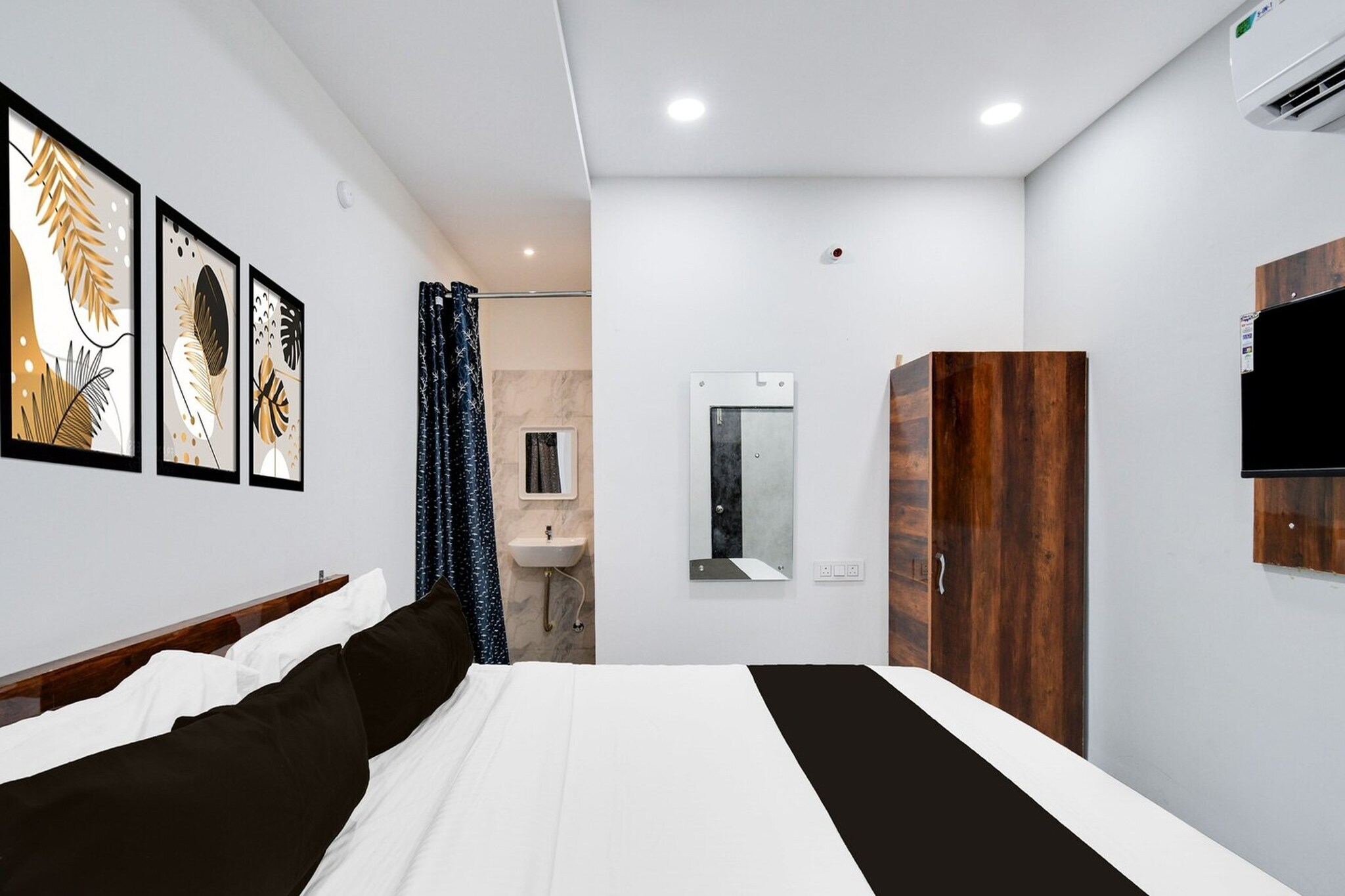 Located within 3 km of AP State Archaeology Museum and 4 km of Ravindra Bharathi, Collection O Kachiguda Bus Terminal Hyderabad provides rooms in Hyderabad. Among the facilities at this property are a shared lounge and room service, along with free WiFi throughout the property. The hotel features family rooms.

Guest rooms at the hotel are equipped with a seating area, a flat-screen TV with cable channels and a private bathroom with free toiletries and a shower. All guest rooms include a desk.

Speaking English and Hindi at the 24-hour front desk, staff will be happy to provide guests with practical guidance on the area.

Charminar is 5.1 km from Collection O Kachiguda Bus Terminal Hyderabad, while Mecca Masjid is 5.3 km away. Rajiv Gandhi International Airport is 20 km from the property.

Unmarried couples are warmly welcome at this property.
Guests with local ID proof are warmly welcome.
Apologies, but we are currently unable to host foreign nationals at this property.
Early Check-In Policy: A full day’s room rate will be charged for check-ins before 6:00 AM. Complimentary early check-in is available between 6:00 AM and 10:00 AM, subject to room availability.
 
Check-in is only available to guests aged 18 and above. Please provide a government-issued ID to confirm your age.