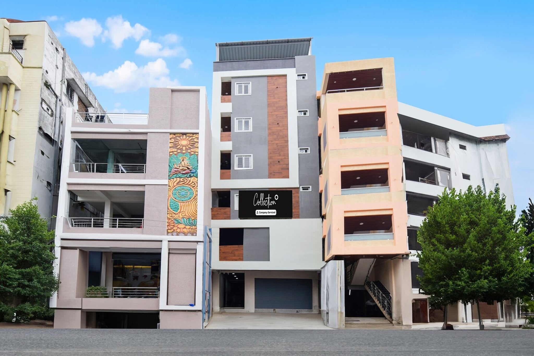 Ground floor: (bedroom(double bed, TV, seating area, electric kettle, air conditioning, telephone, Floor mattress), bathroom(bathtub or shower, shower, washbasin, toilet, Towels incl., shampoo, body soap, hot water), lift)