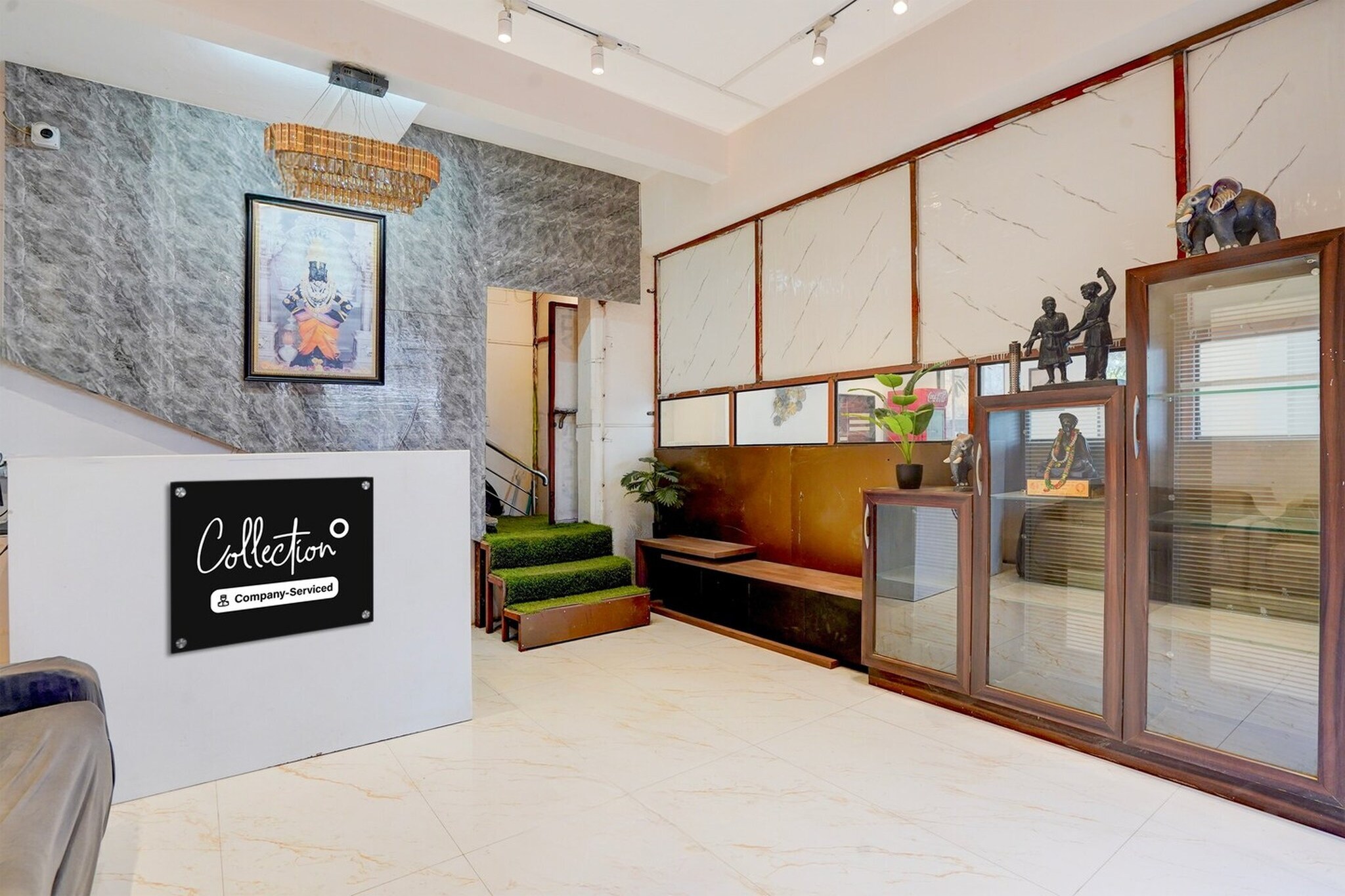 Ground floor: (bedroom(double bed, TV, seating area, electric kettle, air conditioning, telephone, Floor mattress), bathroom(bathtub or shower, shower, washbasin, toilet, Towels incl., shampoo, body soap, hot water))