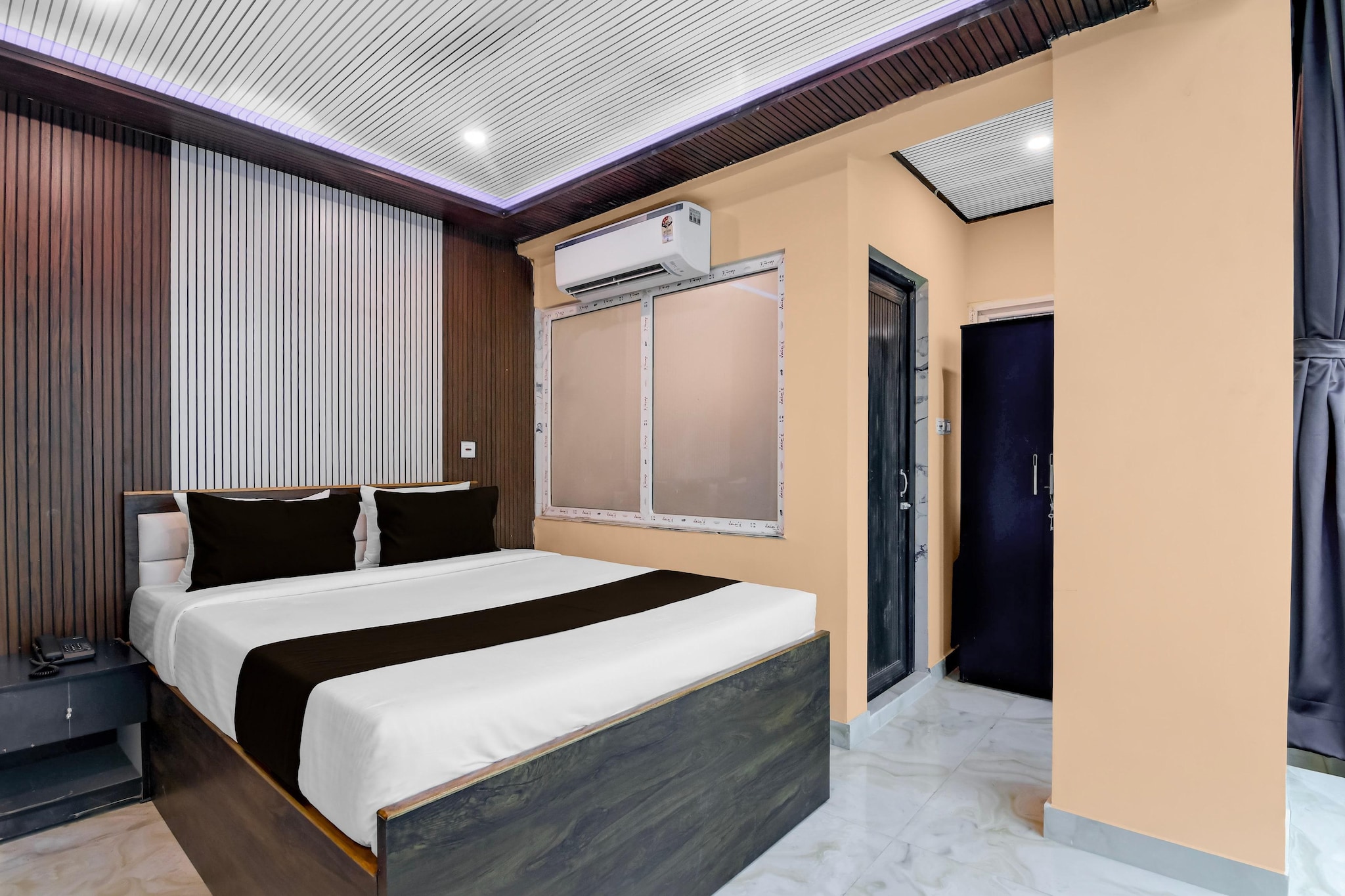 Situated within 13 km of Dumdum Metro Station and 19 km of M G Road Metro Station, Townhouse Madhyamgram Chowmatha Bus Terminal Kolkata Formerly Star Guest House features rooms with air conditioning and a private bathroom in Dohāri. With free WiFi, this 4-star hotel offers room service and a 24-hour front desk. The hotel has family rooms.
All rooms at the hotel are fitted with a seating area, a flat-screen TV with satellite channels and a private bathroom with free toiletries and a bath or shower. All guest rooms have a desk.
Esplanade Metro Station is 21 km from Townhouse Madhyamgram Chowmatha Bus Terminal Kolkata Formerly Star Guest House, while Sealdah Railway Station is 21 km from the property. Netaji Subhash Chandra Bose International Airport is 2 km away.
Unmarried couples are warmly welcome at this property.
Guests with local ID proof are warmly welcome.
Apologies, but we are currently unable to host foreign nationals at this property.
Early Check-In Policy: A full day’s room rate will be charged for check-ins before 6:00 AM. Complimentary early check-in is available between 6:00 AM and 10:00 AM, subject to room availability.
Check-in is only available to guests aged 18 and above. Please provide a government-issued ID to confirm your age.