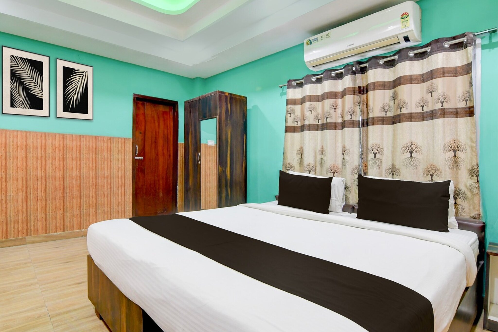 Hotel O Eastern Crossway Siliguri Formerly Utsho is located in Jāmb. Featuring a restaurant, the 3-star hotel has air-conditioned rooms with free WiFi, each with a private bathroom. The accommodation provides room service, a 24-hour front desk and luggage storage for guests.
Guest rooms at the hotel are equipped with a seating area and a flat-screen TV with satellite channels. All units include a desk.
Guests at Hotel O Eastern Crossway Siliguri Formerly Utsho can enjoy a continental breakfast.
Dr. Babasaheb Ambedkar International Airport is 77 km away.
Unmarried couples are warmly welcome at this property.
Guests with local ID proof are warmly welcome.
Apologies, but we are currently unable to host foreign nationals at this property.
Early Check-In Policy: A full day’s room rate will be charged for check-ins before 6:00 AM. Complimentary early check-in is available between 6:00 AM and 10:00 AM, subject to room availability.
Check-in is only available to guests aged 18 and above. Please provide a government-issued ID to confirm your age.