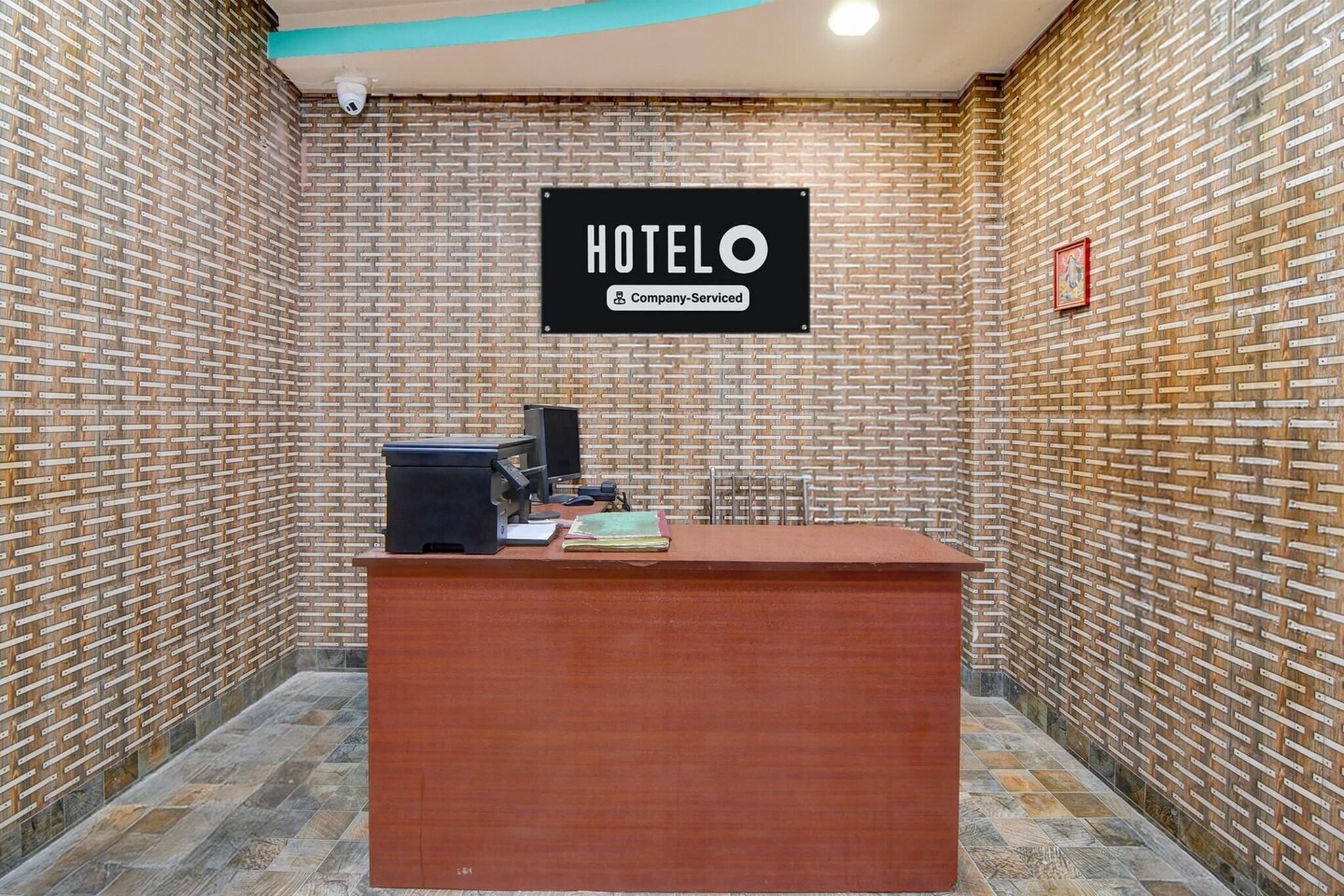 Ground floor: (bedroom(double bed, TV, seating area, electric kettle, air conditioning, telephone), bathroom(bathtub or shower, washbasin, toilet, Towels incl., shampoo, body soap, hot water), Parking, lift)