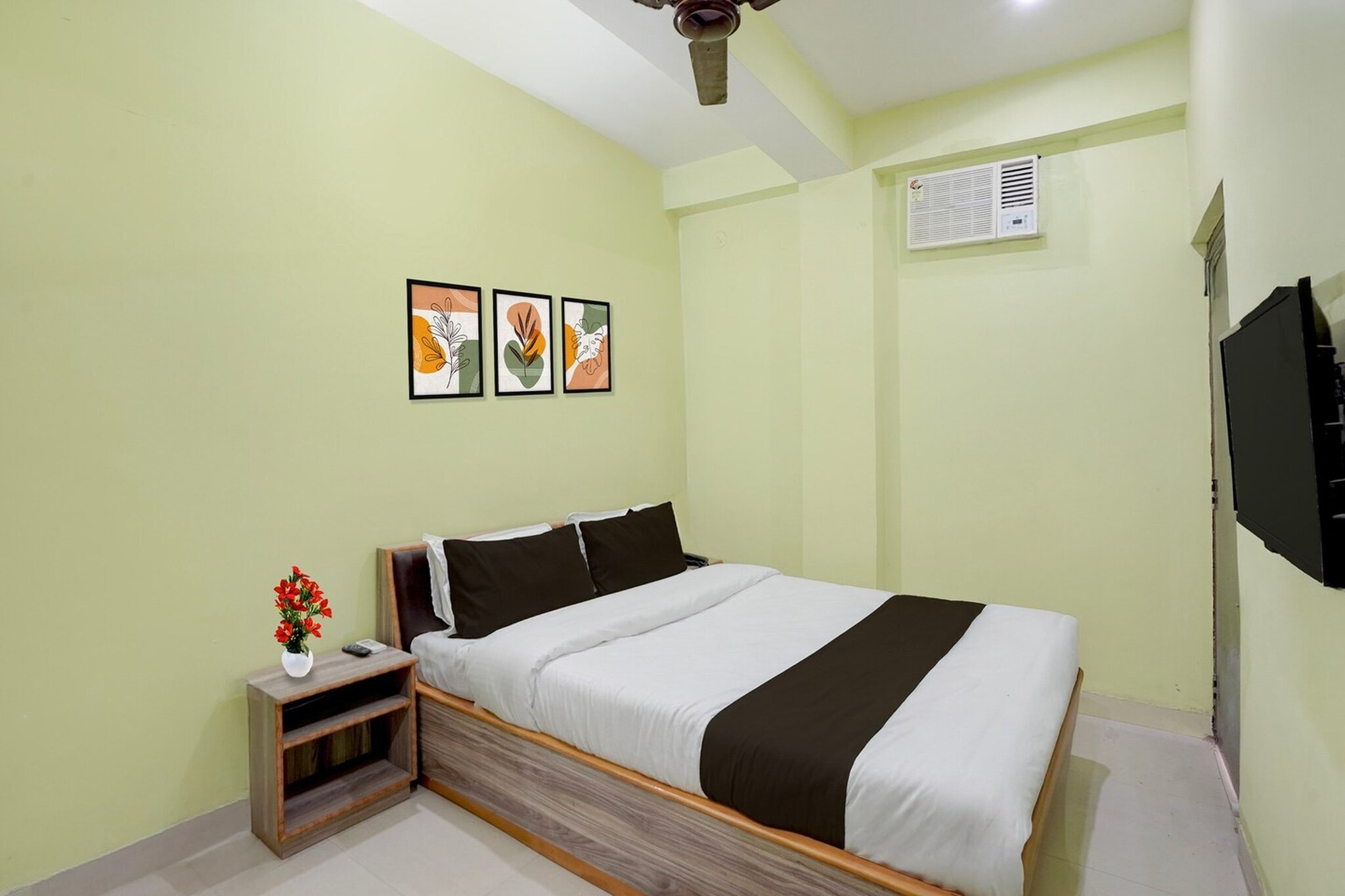 Comfortable Accommodations:-
Collection O Rajgir Railway Junction Formerly Hotel Mamta Kutir in Rajgir offers family rooms with air-conditioning, private bathrooms, and free WiFi. Each room includes a work desk, seating area, TV, and wardrobe.
Convenient Facilities:-
Guests benefit from a lift, 24-hour front desk, daily housekeeping service, room service, and luggage storage. The hotel provides free toiletries, bath or shower, and tiled floors.
Prime Location:-
Located 77 km from Dr. Babasaheb Ambedkar International Airport, the hotel is situated in Rajgir. Nearby attractions include Naipokhar and Halka No. 12.
Early Check-In Policy: A full day’s room rate will be charged for check-ins before 6:00 AM. Complimentary early check-in is available between 6:00 AM and 10:00 AM, subject to room availability.
Check-in is only available to guests aged 18 and above. Please provide a government-issued ID to confirm your age.