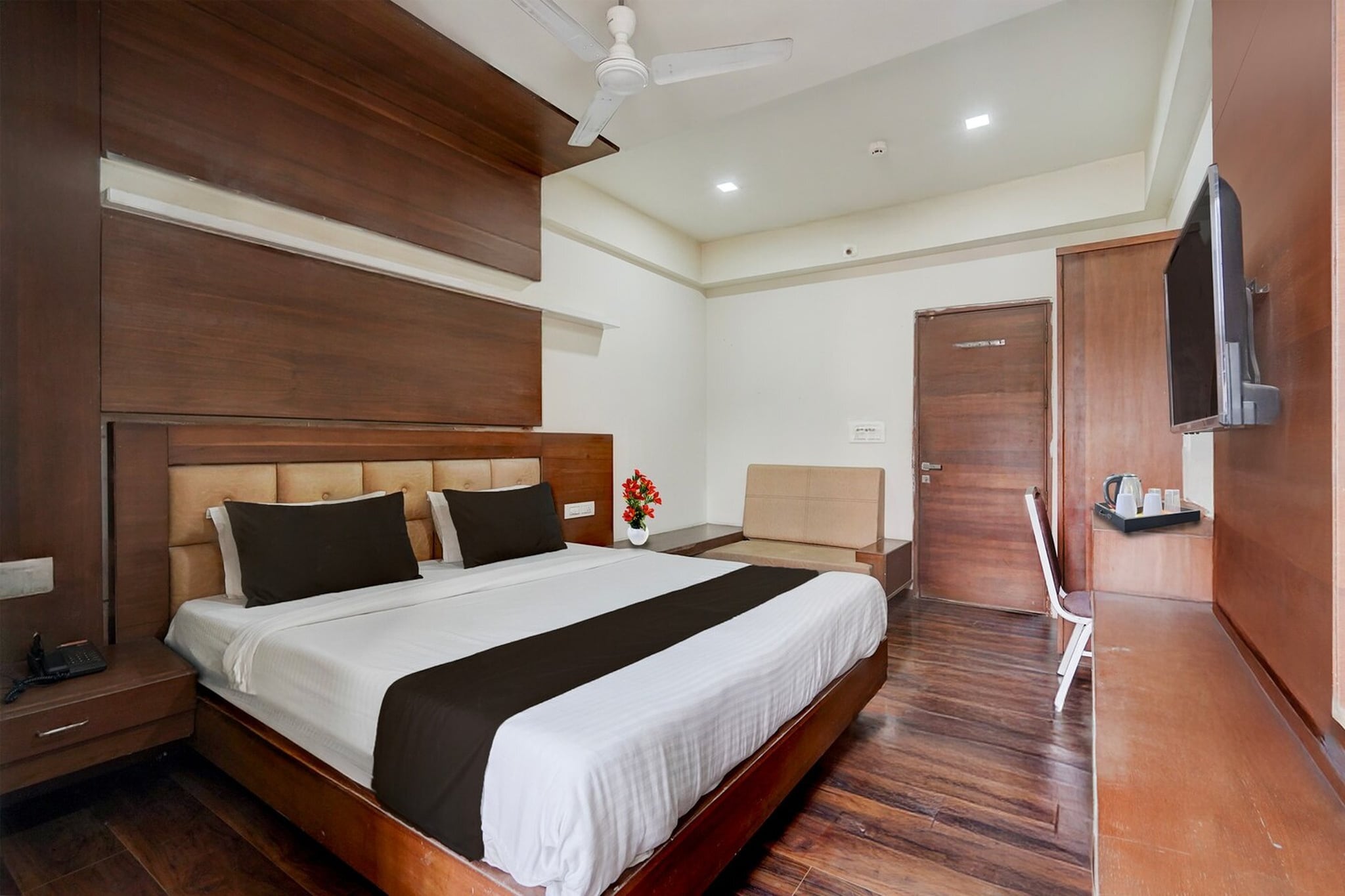 Collection O Motipura Bus Terminal Formerly Hotel Navjivan is set in Himatnagar. With a shared lounge, the 3-star hotel has air-conditioned rooms with free WiFi, each with a private bathroom. The accommodation offers a shared kitchen, room service and luggage storage for guests.

At the hotel, every room includes a desk. The units at Collection O Motipura Bus Terminal Formerly Hotel Navjivan come with a seating area and a flat-screen TV with satellite channels.

Speaking English and Hindi at the reception, staff are willing to help at any time of the day.

Sardar Vallabhbhai Patel International Airport is 66 km away.

Early Check-In Policy: A full day’s room rate will be charged for check-ins before 6:00 AM. Complimentary early check-in is available between 6:00 AM and 10:00 AM, subject to room availability.
Check-in is only available to guests aged 18 and above. Please provide a government-issued ID to confirm your age.
