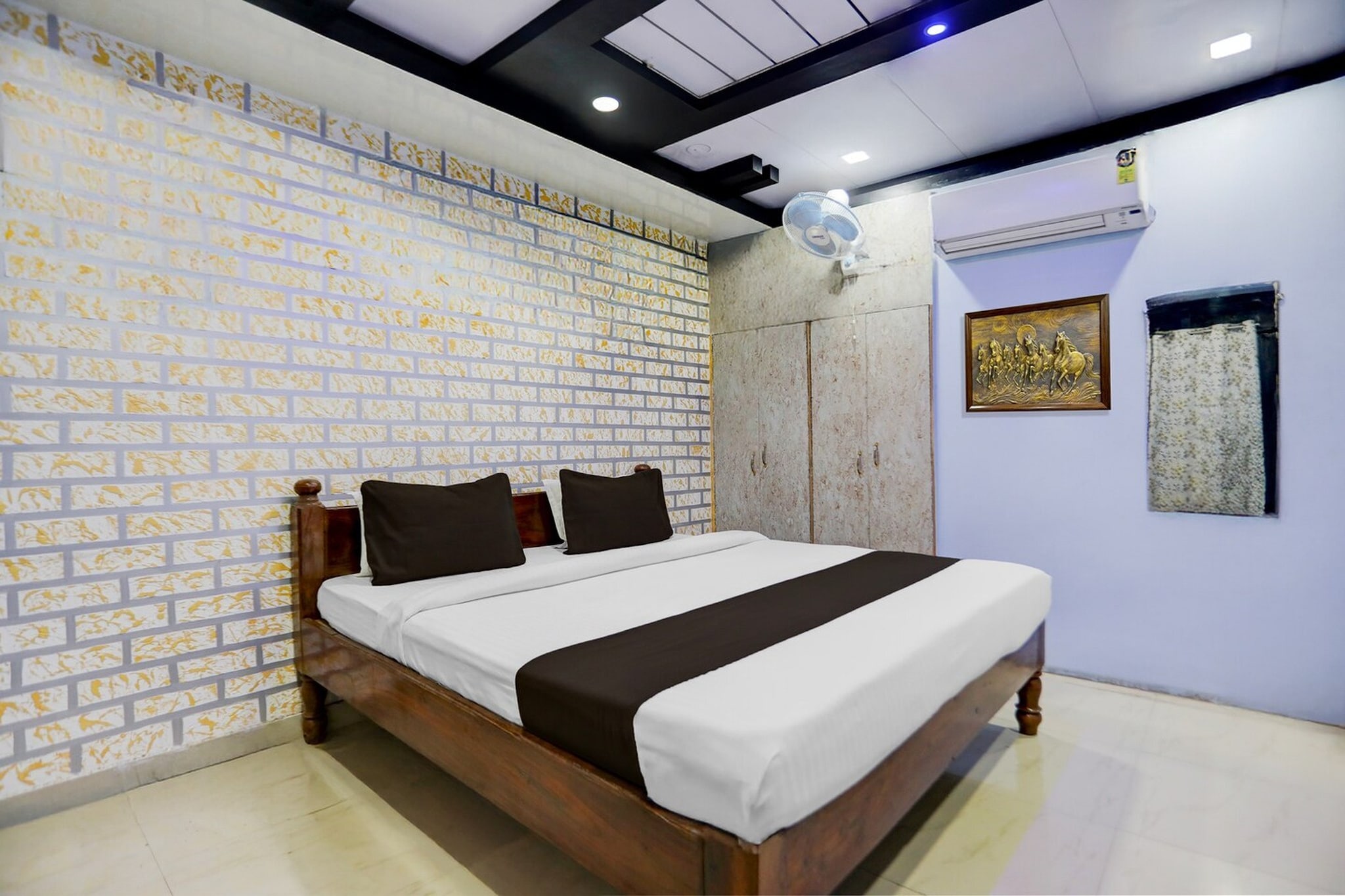 Situated in Bankipur, Bihar region, Hotel O Hanuman Nagar Kankarbagh Formerly Home Town is set 4.6 km from Patna Railway Station. With free WiFi, this 3-star hotel offers room service and a 24-hour front desk. The hotel has family rooms.
The rooms at the hotel are fitted with a seating area, a flat-screen TV with satellite channels and a private bathroom with free toiletries and a bath or shower. The units at Hotel O Hanuman Nagar Kankarbagh Formerly Home Town have air conditioning and a desk.
Jay Prakash Narayan Airport is 9 km from the property.
Early Check-In Policy: A full day’s room rate will be charged for check-ins before 6:00 AM. Complimentary early check-in is available between 6:00 AM and 10:00 AM, subject to room availability.
Check-in is only available to guests aged 18 and above. Please provide a government-issued ID to confirm your age.