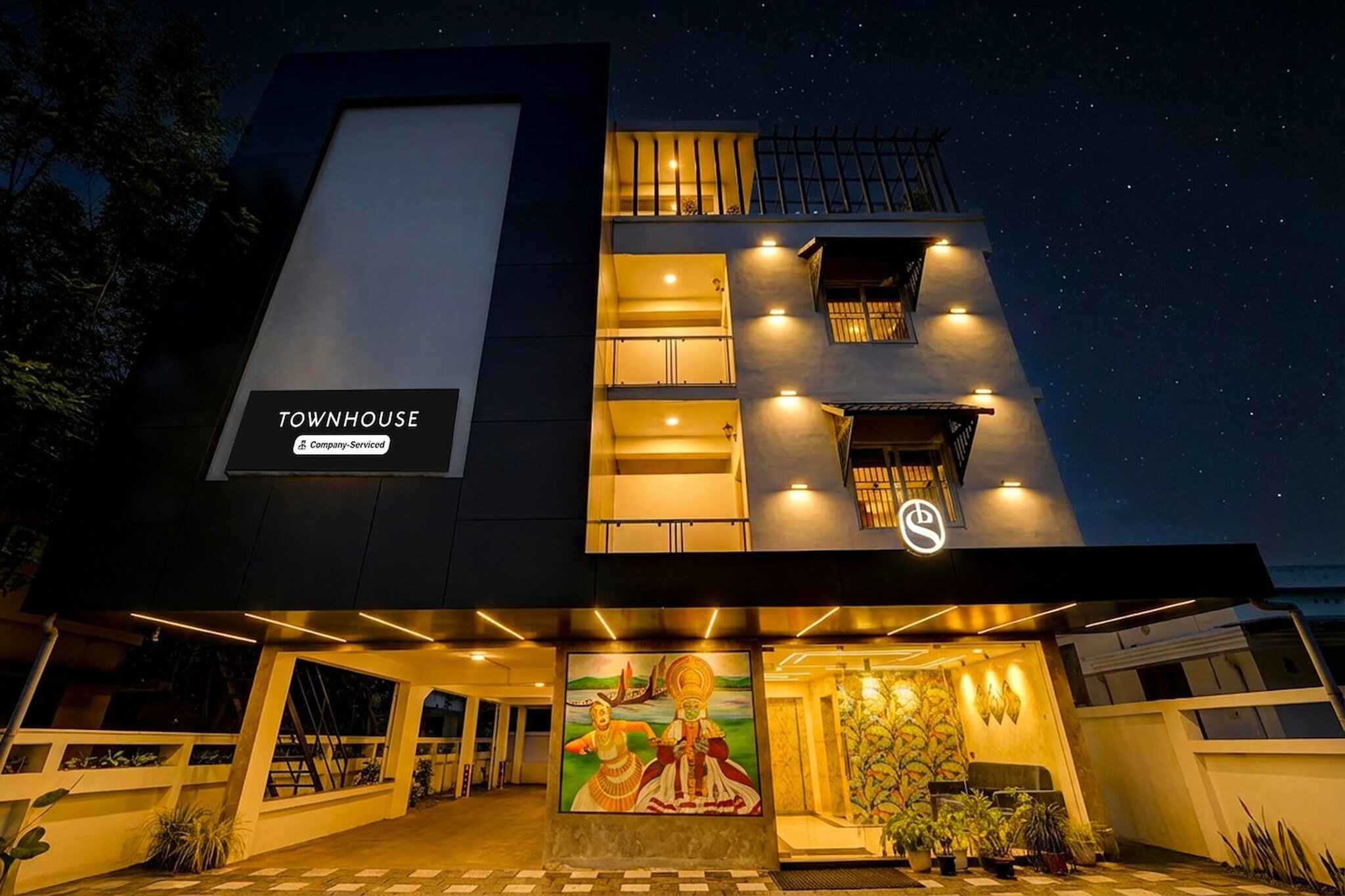 Ground floor: (bedroom(double bed, TV, seating area, air conditioning, Towels incl., telephone, Floor mattress), bathroom(bathtub or shower, shower, washbasin, toilet, shampoo, body soap, hot water), lift)