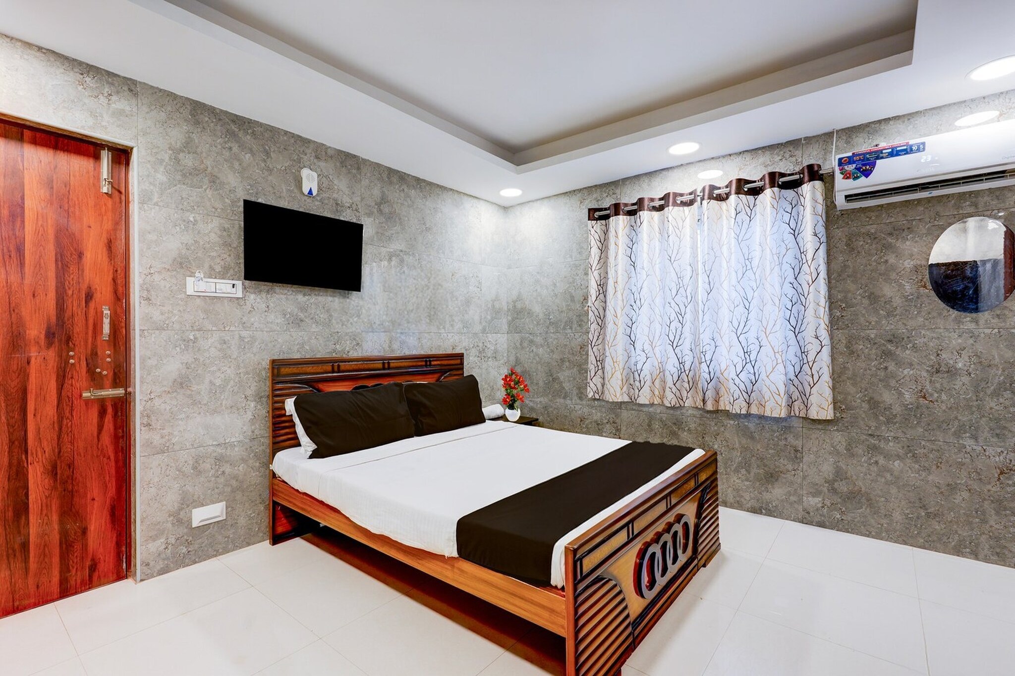 Set within 1.6 km of Madras Medical College and 12 km of Chennai Trade Centre, Collection O Thiruverkadu Bus Terminal Formerly Hotel Sri Durga Devi Rooms offers rooms with air conditioning and a private bathroom in Chennai. This 3-star hotel offers room service, a 24-hour front desk and free WiFi. The hotel has family rooms.

All guest rooms at the hotel come with a seating area, a flat-screen TV with satellite channels and a private bathroom with free toiletries and a bath or shower. All units feature a desk.

St. Thomas Mount is 14 km from Collection O Thiruverkadu Bus Terminal Formerly Hotel Sri Durga Devi Rooms, while Government Museum Chennai is 17 km from the property. Chennai International Airport is 12 km away.

Early Check-In Policy: A full day’s room rate will be charged for check-ins before 6:00 AM. Complimentary early check-in is available between 6:00 AM and 10:00 AM, subject to room availability.
Check-in is only available to guests aged 18 and above. Please provide a government-issued ID to confirm your age.