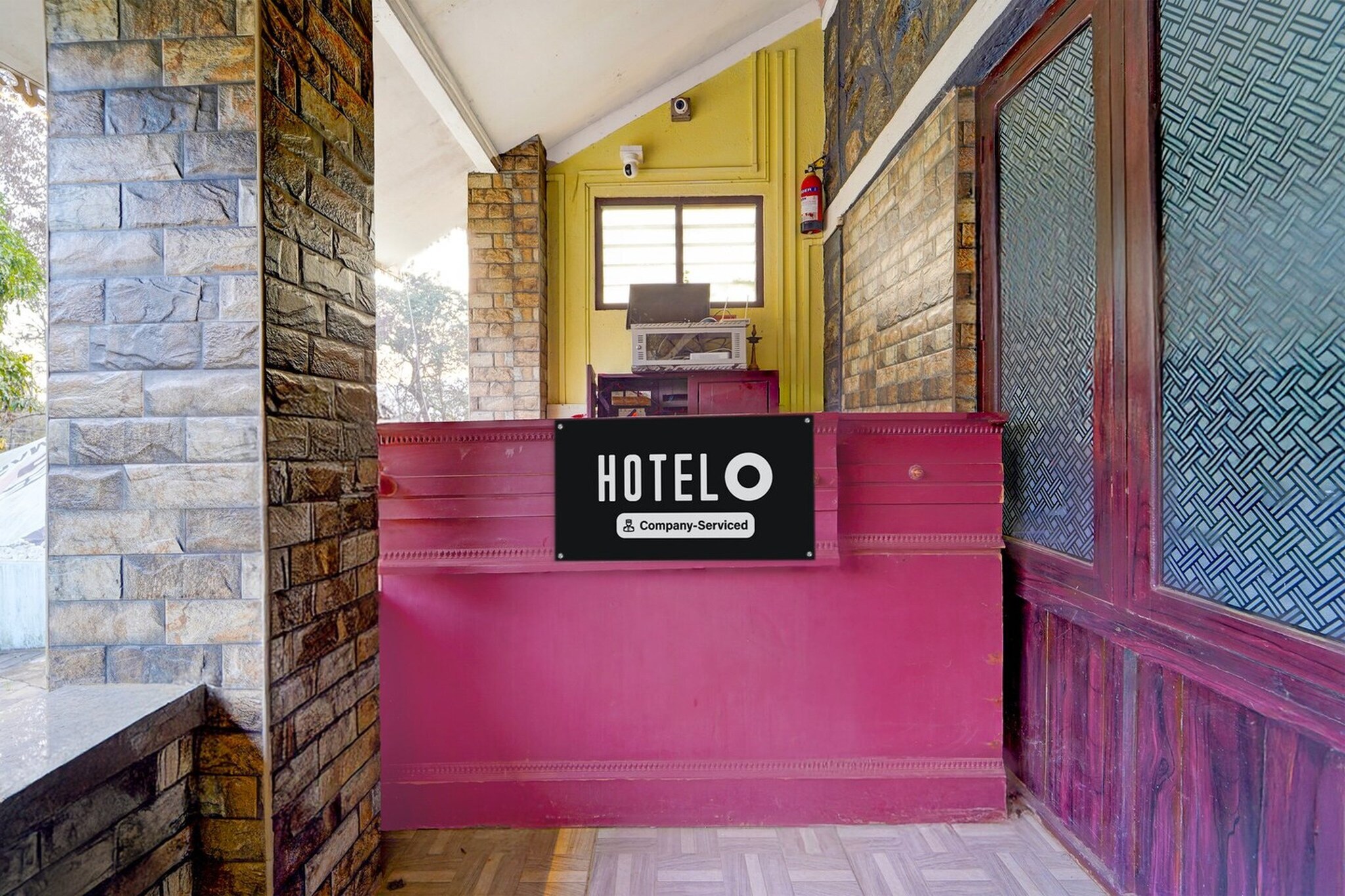 Ground floor: (bedroom(double bed, TV, seating area, air conditioning, Towels incl., telephone, Floor mattress), bathroom(bathtub or shower, shower, washbasin, toilet, shampoo, body soap, hot water), lift)