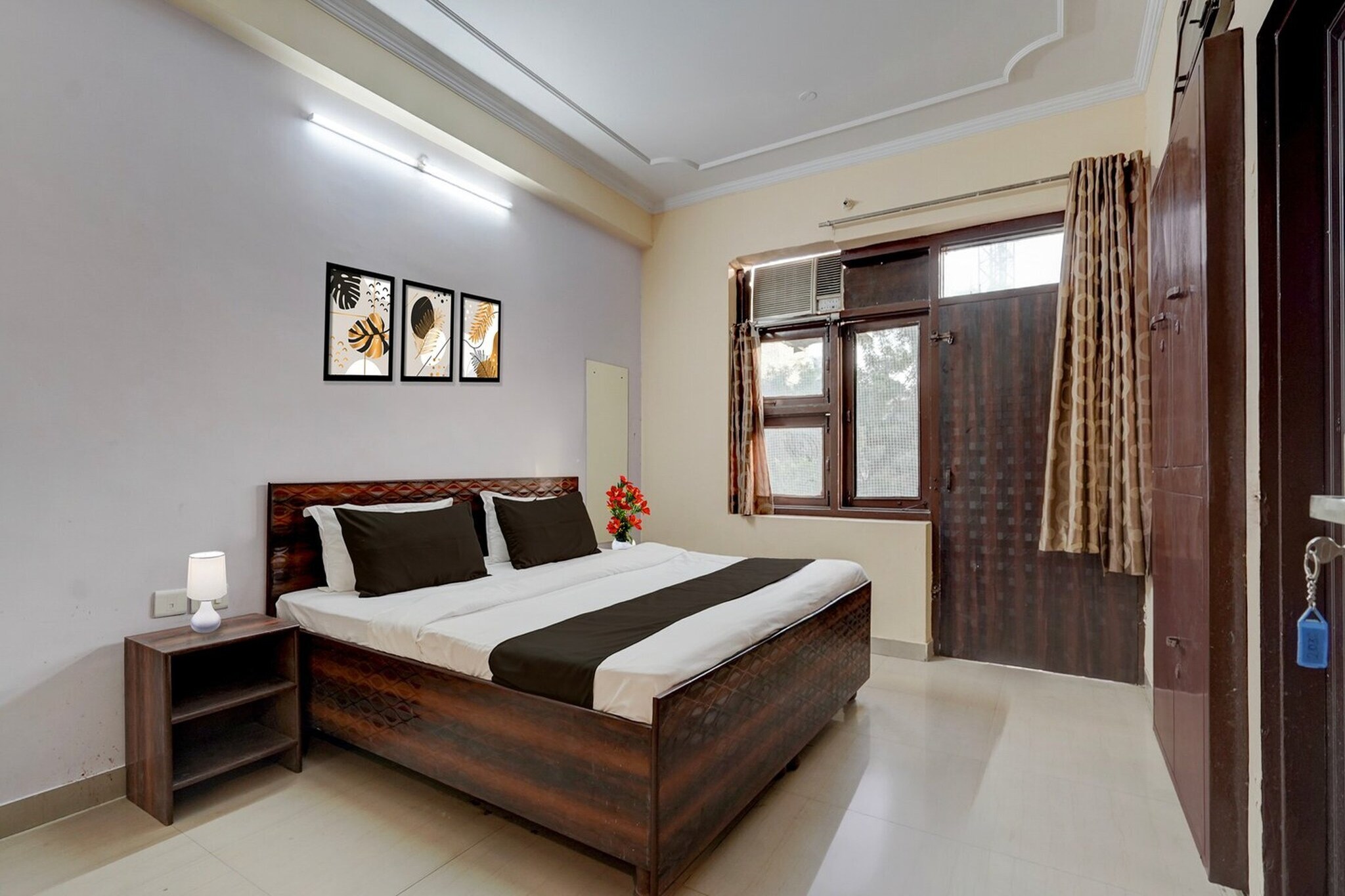 Set within 7.6 km of Govind Dev Ji Temple and 8.3 km of Birla Mandir Temple, Jaipur, Hotel O Jagatpura Central Railway Station Jaipur offers rooms with air conditioning and a private bathroom in Jaipur. This 2-star hotel offers room service, a 24-hour front desk and free WiFi. The hotel features family rooms.

The units at the hotel come with a seating area, a flat-screen TV with satellite channels and a private bathroom with free toiletries and a bath or shower. All units feature a desk.

Hawa Mahal - Palace of Winds is 13 km from Hotel O Jagatpura Central Railway Station Jaipur, while City Palace is 13 km away. Jaipur International Airport is 1 km from the property.

Early Check-In Policy: A full day’s room rate will be charged for check-ins before 6:00 AM. Complimentary early check-in is available between 6:00 AM and 10:00 AM, subject to room availability.
Check-in is only available to guests aged 18 and above. Please provide a government-issued ID to confirm your age.