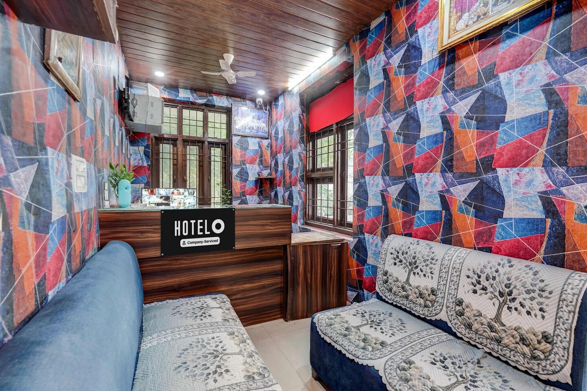 Ground floor: (bedroom(double bed, TV, seating area, air conditioning, Towels incl., telephone, Floor mattress), bathroom(bathtub or shower, shower, washbasin, toilet, shampoo, body soap, hot water))