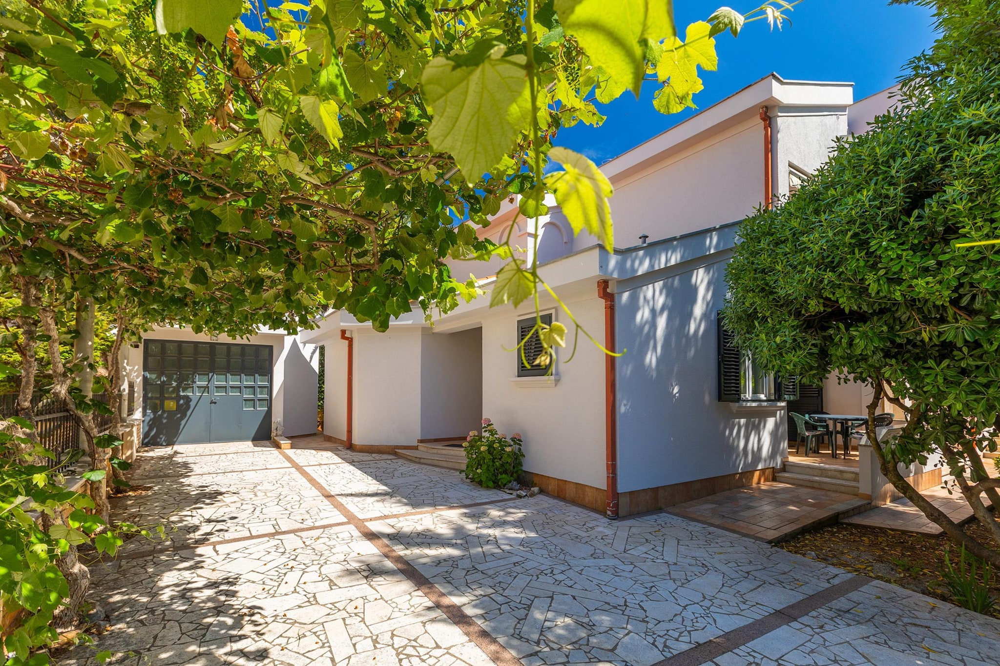 House Loncar - A1 - Park facilities