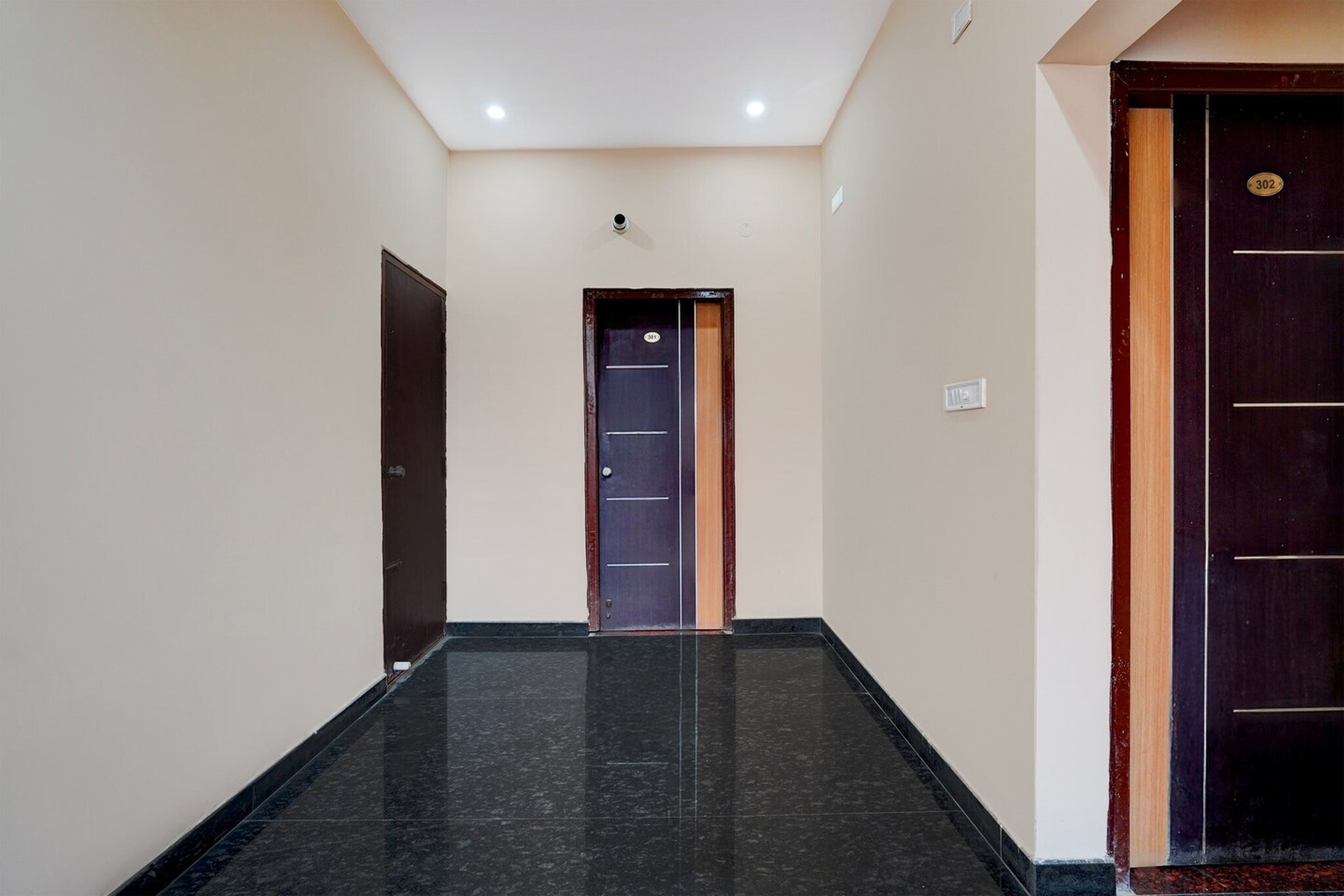 Ground floor: (bedroom(double bed, TV, seating area, air conditioning, Towels incl., telephone, Floor mattress), bathroom(bathtub or shower, shower, washbasin, toilet, shampoo, body soap, hot water))