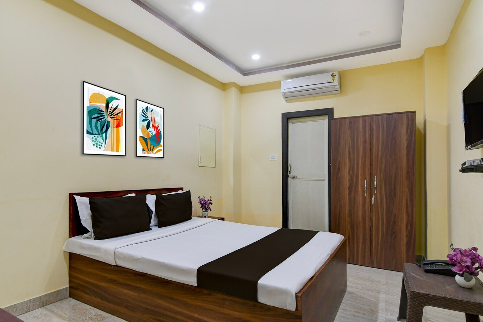 Set within 6.5 km of New Jalpaiguri Station and 11 km of Darjeeling Himalayan Toy Train Railway, Collection O Asian Highway Near Agrasen Hospital Siliguri Formerly Ashiyana Homestay offers rooms with air conditioning and a private bathroom in Binnāguri. This 3-star hotel offers room service, a 24-hour front desk and free WiFi. The hotel features family rooms.
The units at the hotel come with a seating area, a flat-screen TV with satellite channels and a private bathroom with free toiletries and a bath or shower. Guest rooms feature a desk.
Mahananda Wildlife Sanctuary is 19 km from Collection O Asian Highway Near Agrasen Hospital Siliguri Formerly Ashiyana Homestay. Bagdogra International Airport is 12 km away.
Unmarried couples are warmly welcome at this property.
Guests with local ID proof are warmly welcome.
Apologies, but we are currently unable to host foreign nationals at this property.
Early Check-In Policy: A full day’s room rate will be charged for check-ins before 6:00 AM. Complimentary early check-in is available between 6:00 AM and 10:00 AM, subject to room availability.
Check-in is only available to guests aged 18 and above. Please provide a government-issued ID to confirm your age.