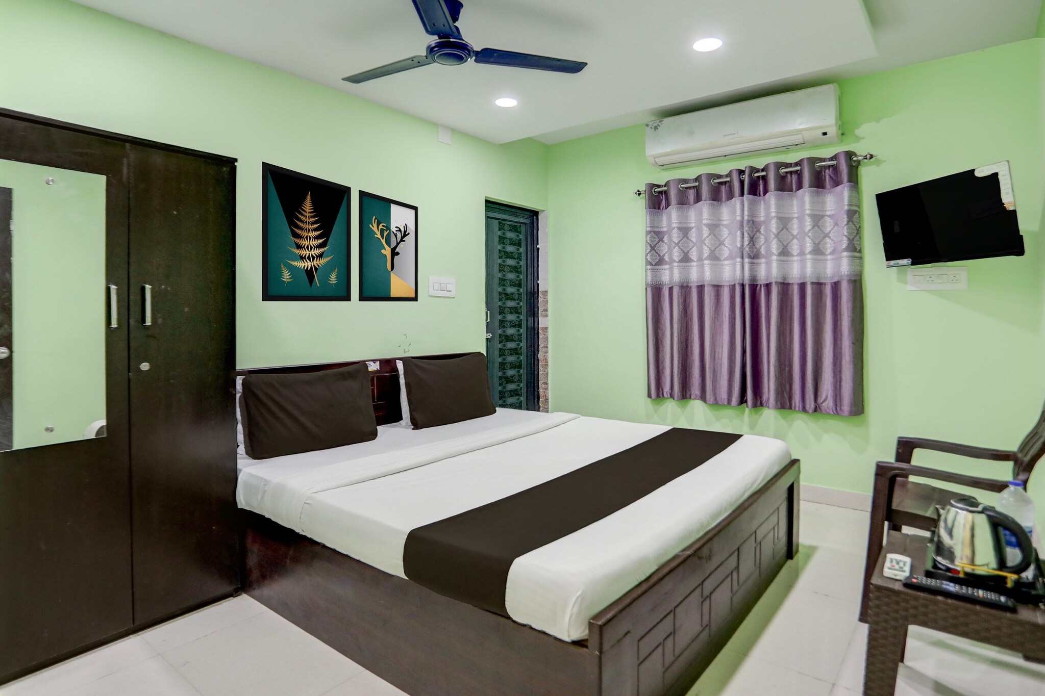 Set within 7.8 km of Bhubaneswar Station and 20 km of Janardana Temple, Hotel O Ravi Talkies Bypass Formerly Anand Palace offers rooms with air conditioning and a private bathroom in Bhubaneshwar. With free WiFi, this 2-star hotel offers room service and a 24-hour front desk. The hotel features family rooms.
The units at the hotel come with a seating area, a flat-screen TV with satellite channels and a private bathroom with free toiletries and a bath or shower. All rooms feature a desk.
Biju Patnaik International Airport is 7 km away.
Early Check-In Policy: A full day’s room rate will be charged for check-ins before 6:00 AM. Complimentary early check-in is available between 6:00 AM and 10:00 AM, subject to room availability.
Check-in is only available to guests aged 18 and above. Please provide a government-issued ID to confirm your age.