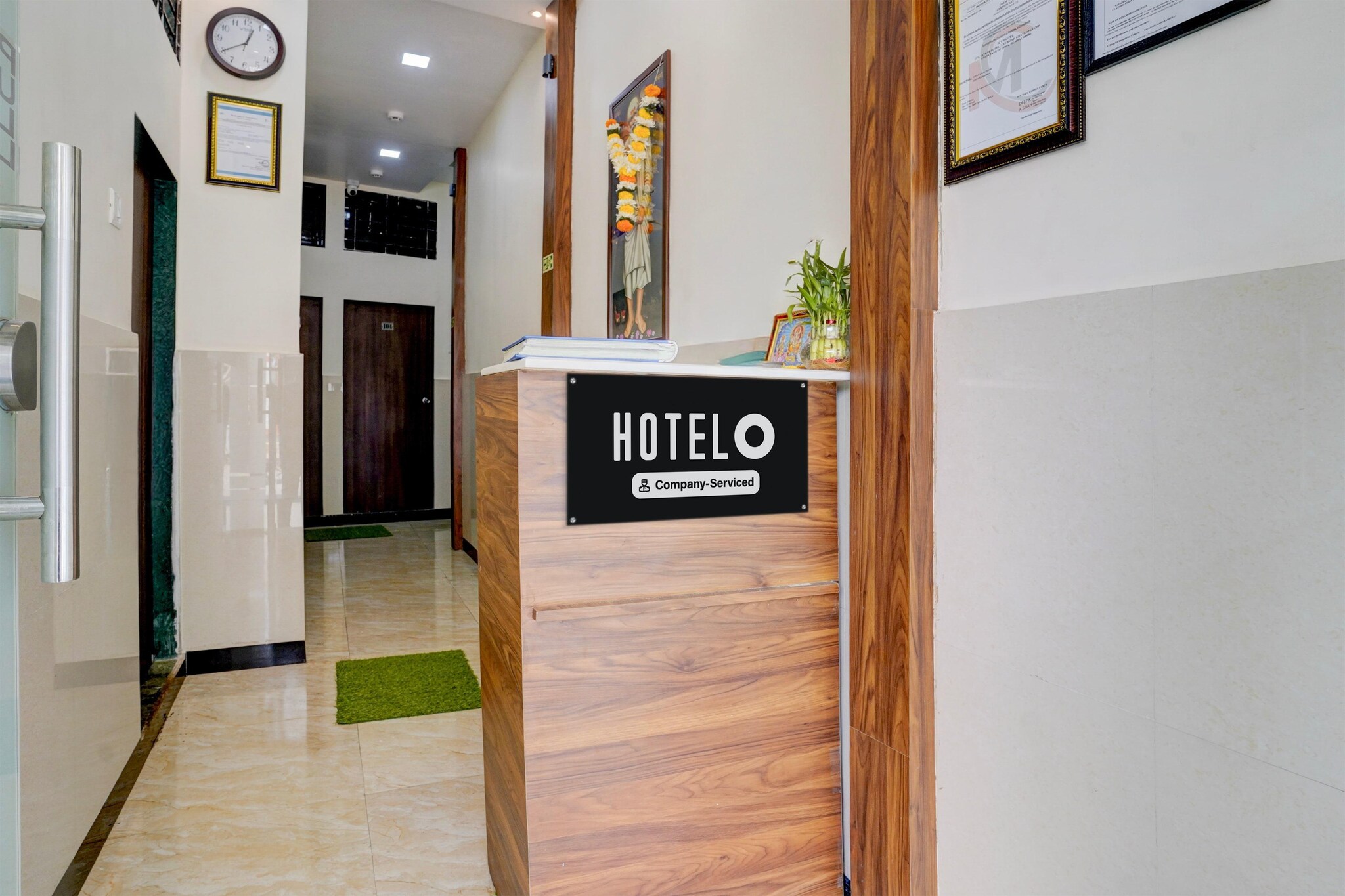 Ground floor: (bedroom(double bed, TV, seating area, air conditioning, Towels incl., telephone), bathroom(bathtub or shower, shower, washbasin, toilet, shampoo, body soap, hot water))