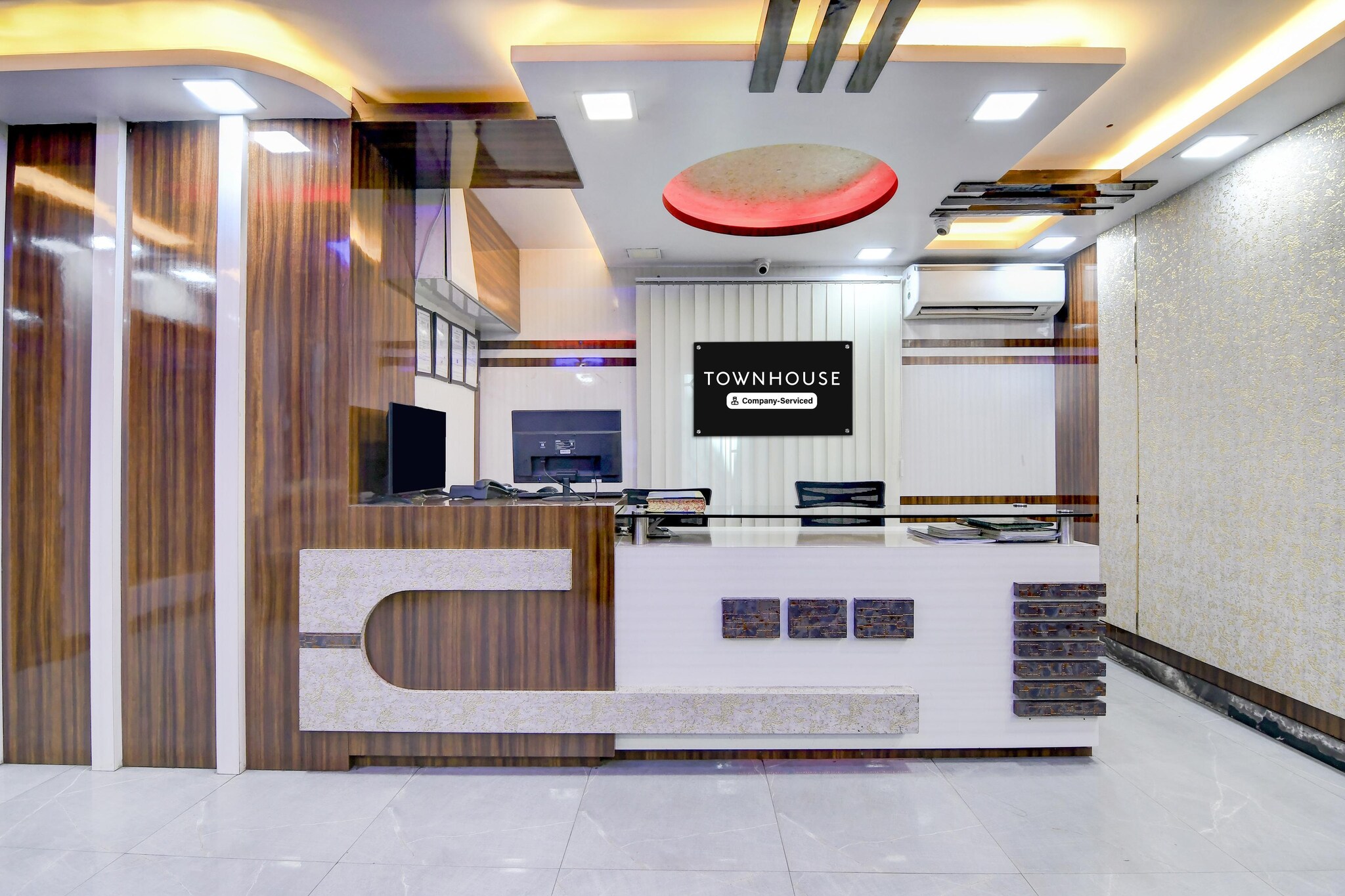 Ground floor: (bedroom(double bed, TV, seating area, air conditioning, Towels incl., telephone, Floor mattress), bathroom(bathtub or shower, shower, washbasin, toilet, shampoo, body soap, hot water), lift)
