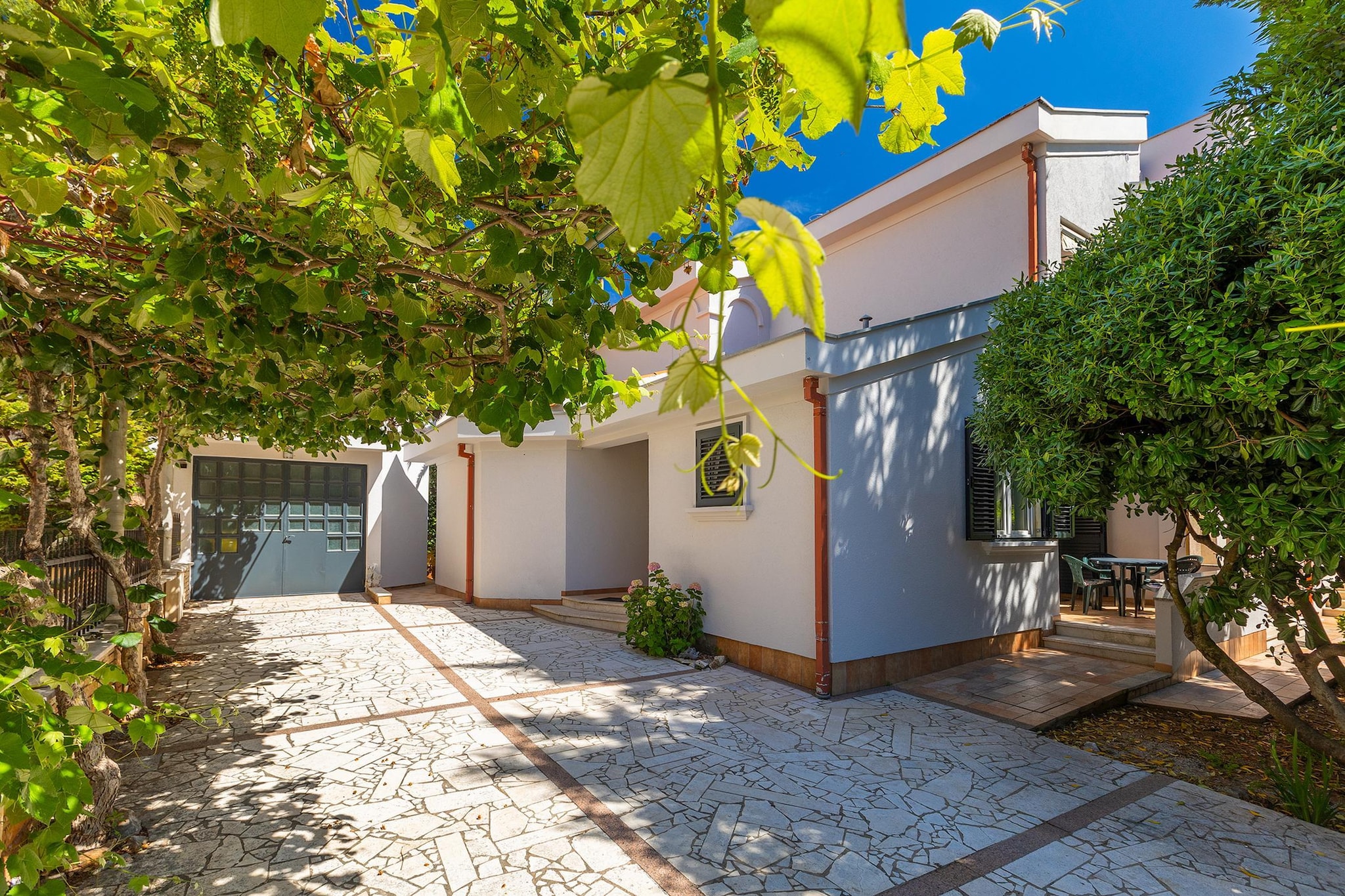 House Loncar - Studio - Gardens in summer