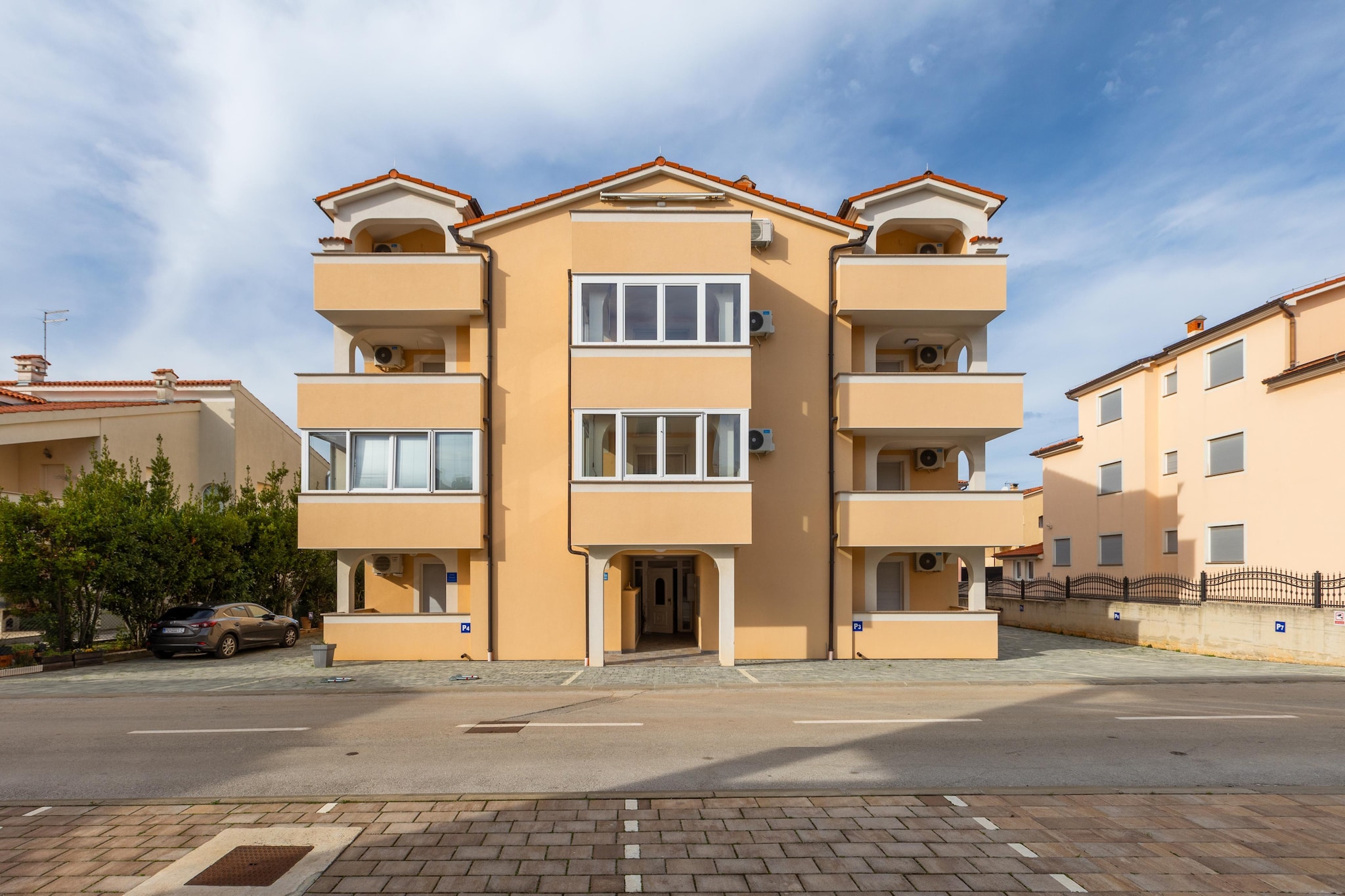 Convenient Studio with Parking – Near Beach