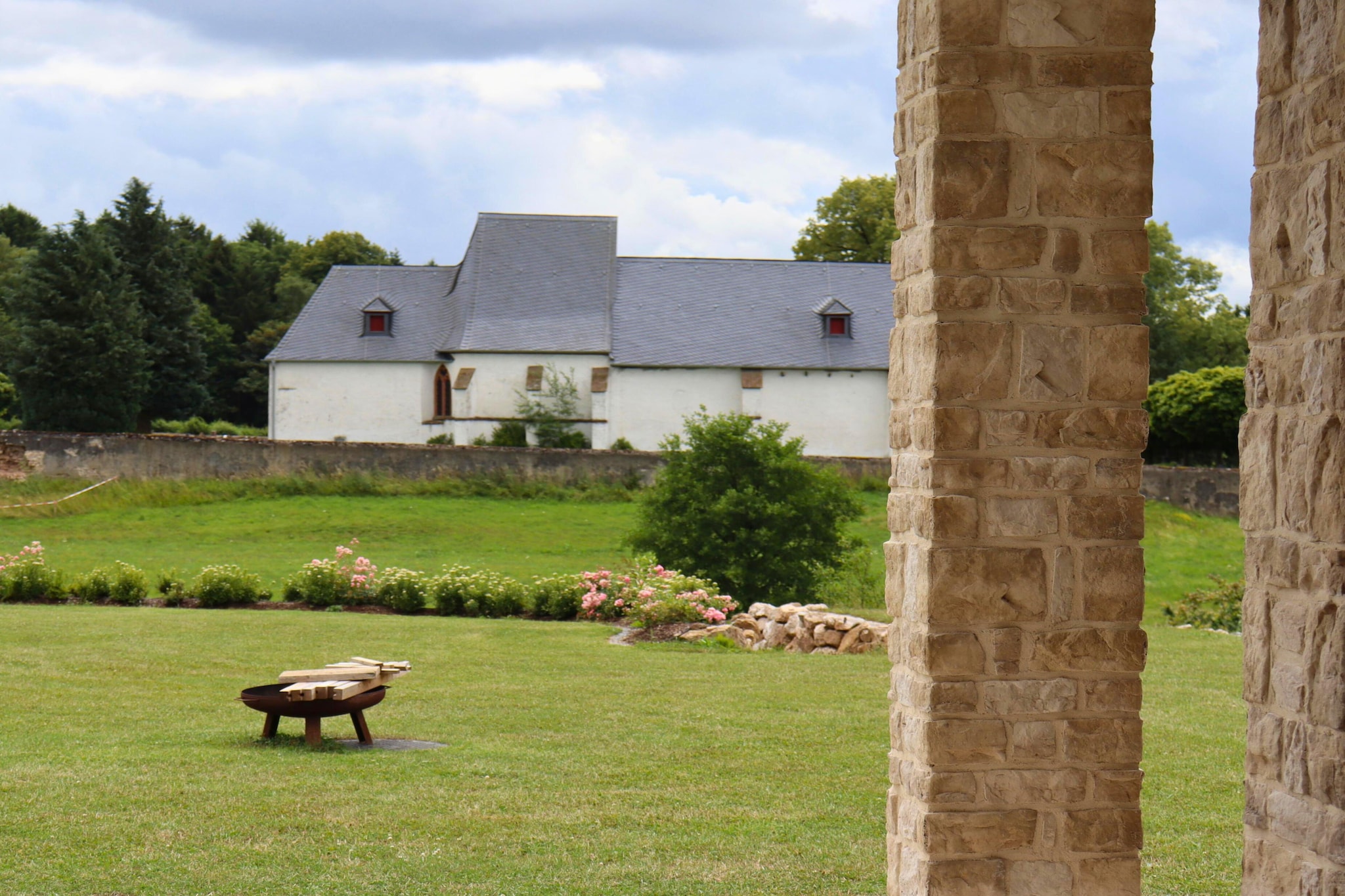 Eifel-Finca mit Whirlpool und Gartenlounge-Uitzicht zomer