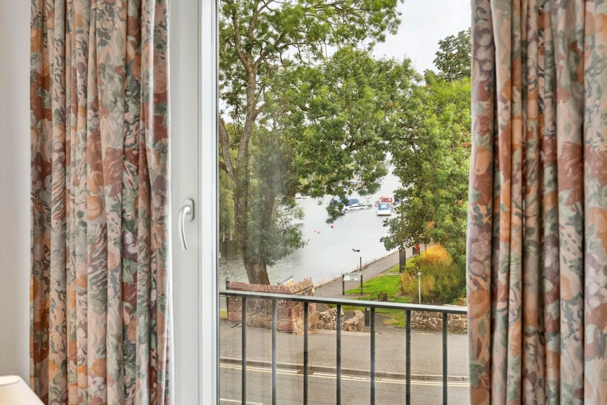 Riverside View - Uitzicht zomer