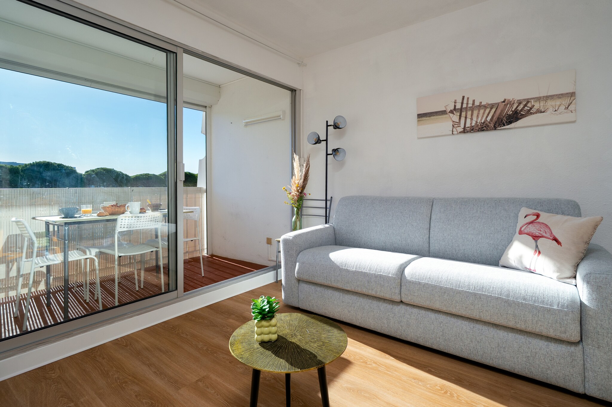 The studio in Le Grau-du-Roi has capacity for 4 persons. Accommodation of 20 m² cozy and is very light. The property is located 400 m supermarket "SPAR", 450 m the restaurant, 600 m sand beach "Plage de Port Camargue" and it is located in a a family-friendly zone and next to the sea. The accommodation is equipped with the following items: internet (Wi-Fi), balcony, electric heating, air-conditioned. The open plan kitchen, electric, is equipped with refrigerator, microwave, dishes/cutlery, kitchen utensils, coffee machine, toaster and kettle.